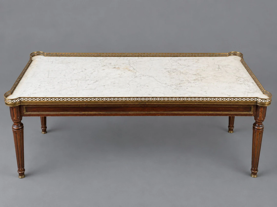 Coffee table in mahogany and acagou veneer, with a veined wh - Lot 270