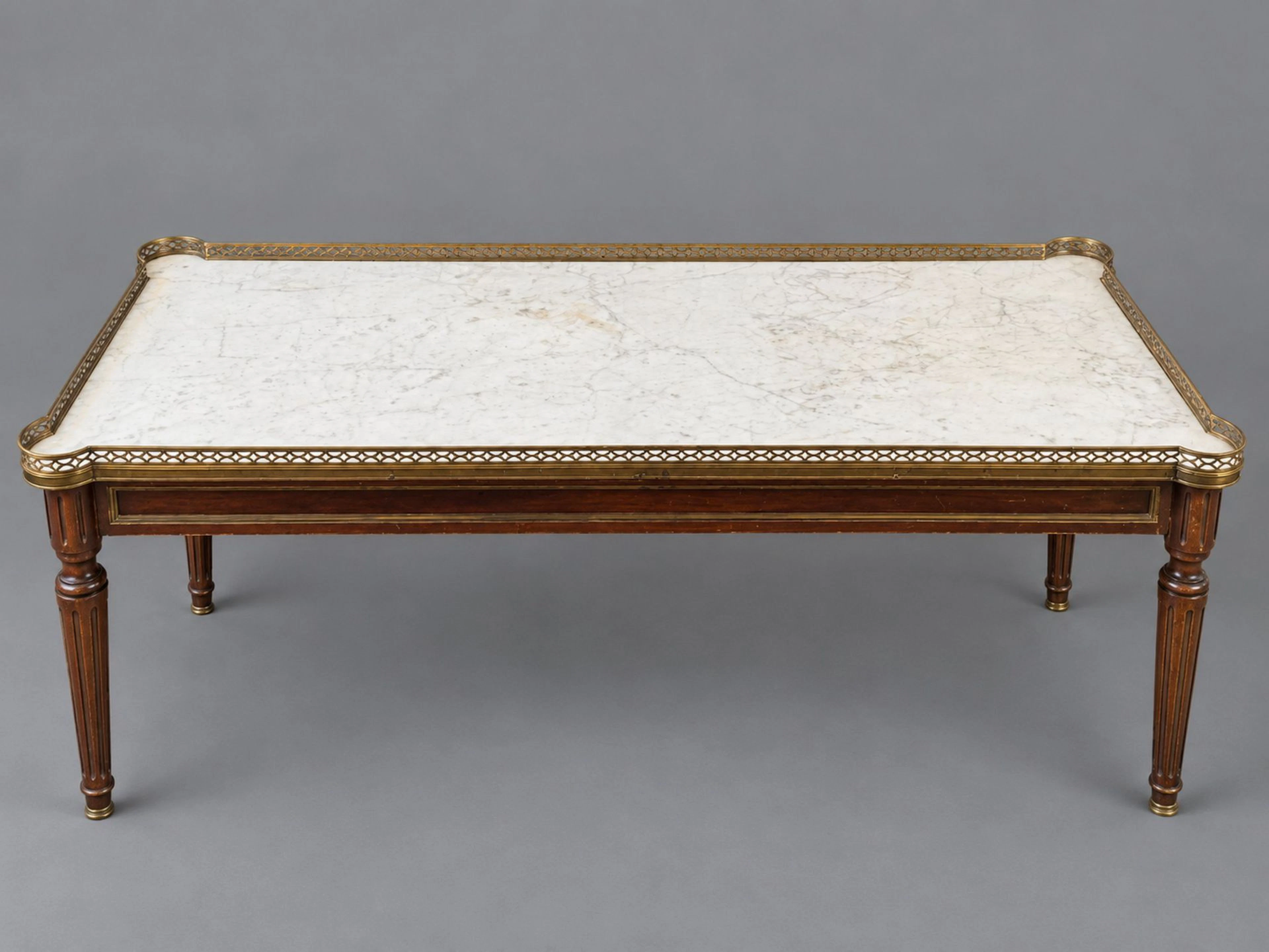 Coffee table in mahogany and acagou veneer, with a veined wh - Lot 270