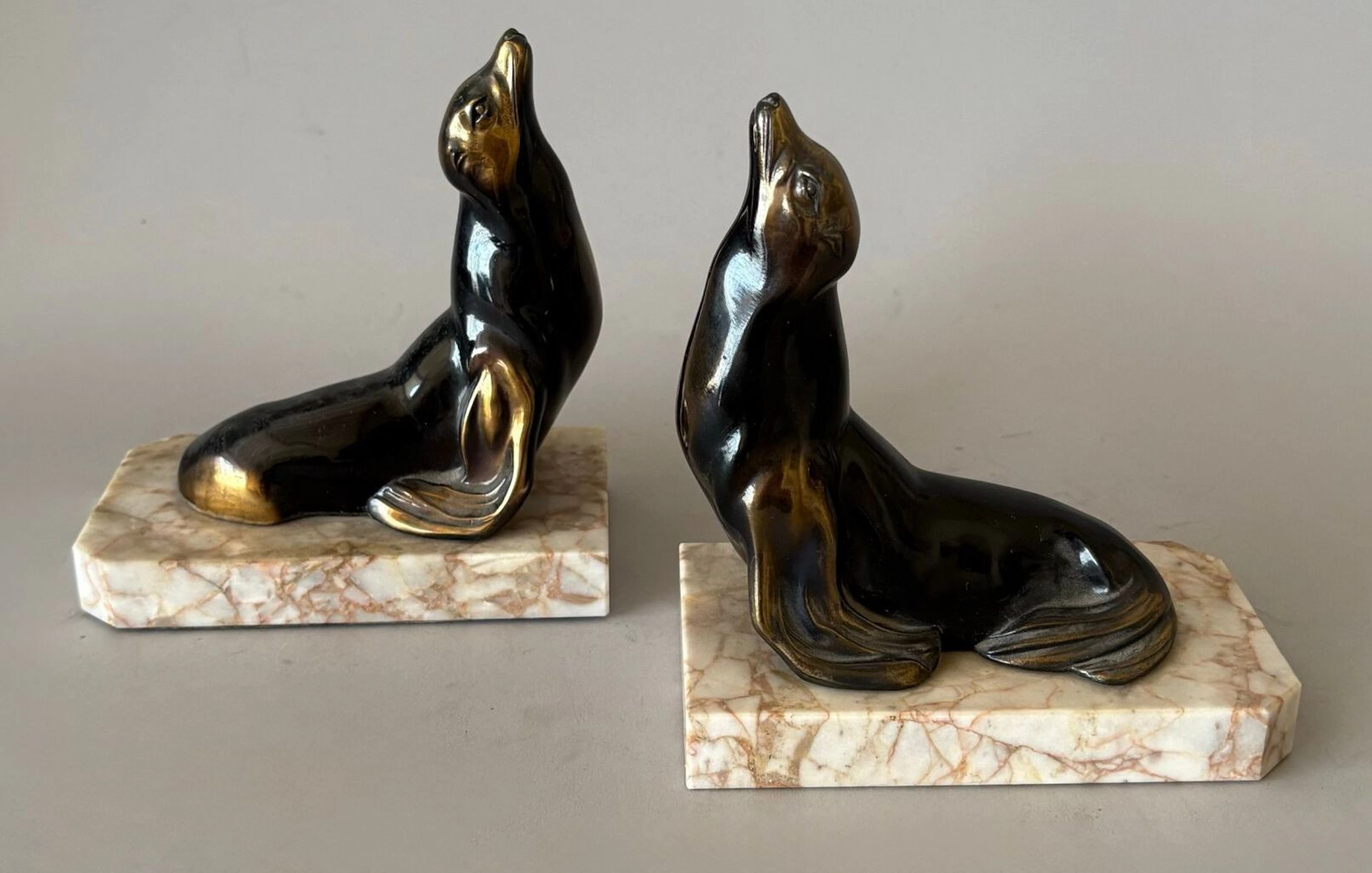Pair of bookends depicting sea lions, made of patinated meta - Lot 206