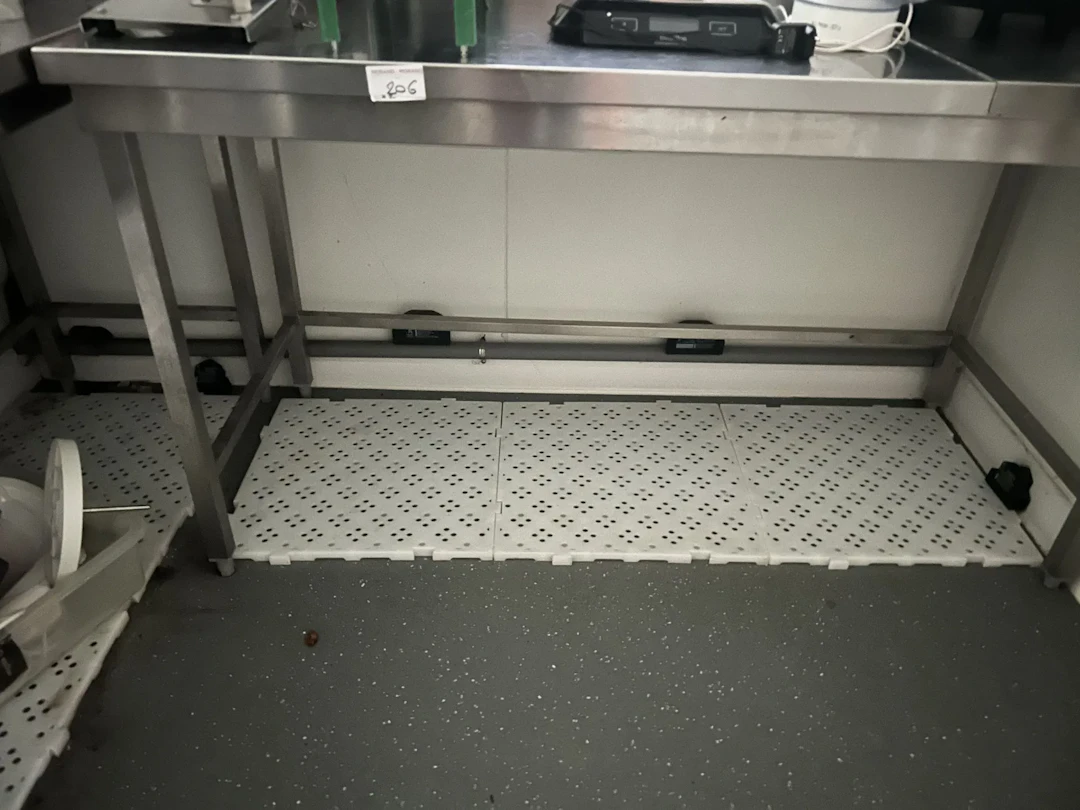 Table inox à dosseret (env. 155 x 70 cm) - Lot 206