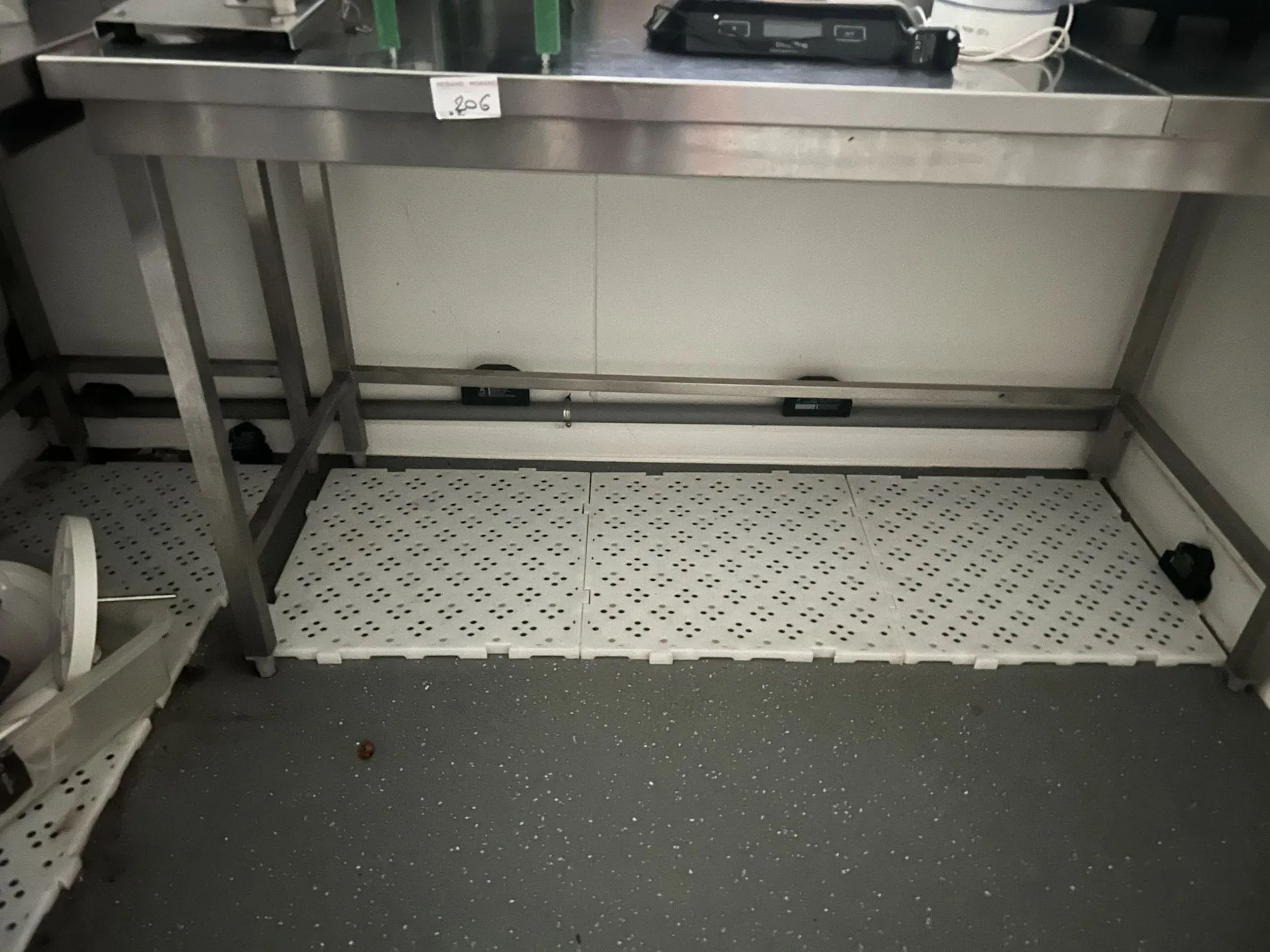 Table inox à dosseret (env. 155 x 70 cm) - Lot 206