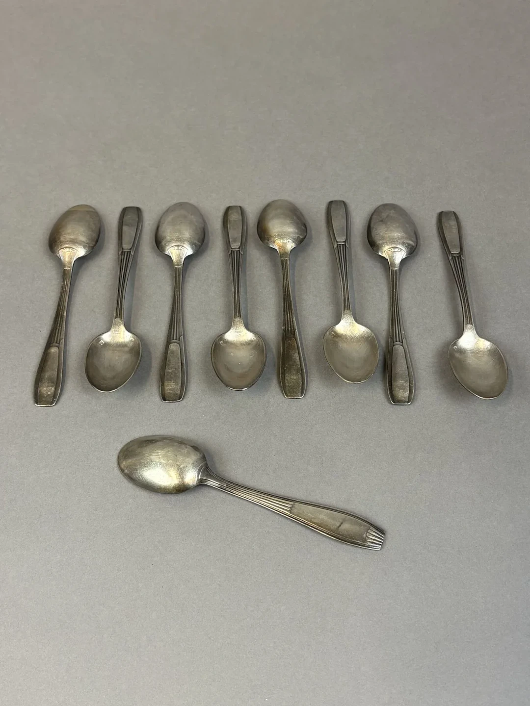 Set of 8 silver plated metal teaspoons with Art Deco designs - Lot 120