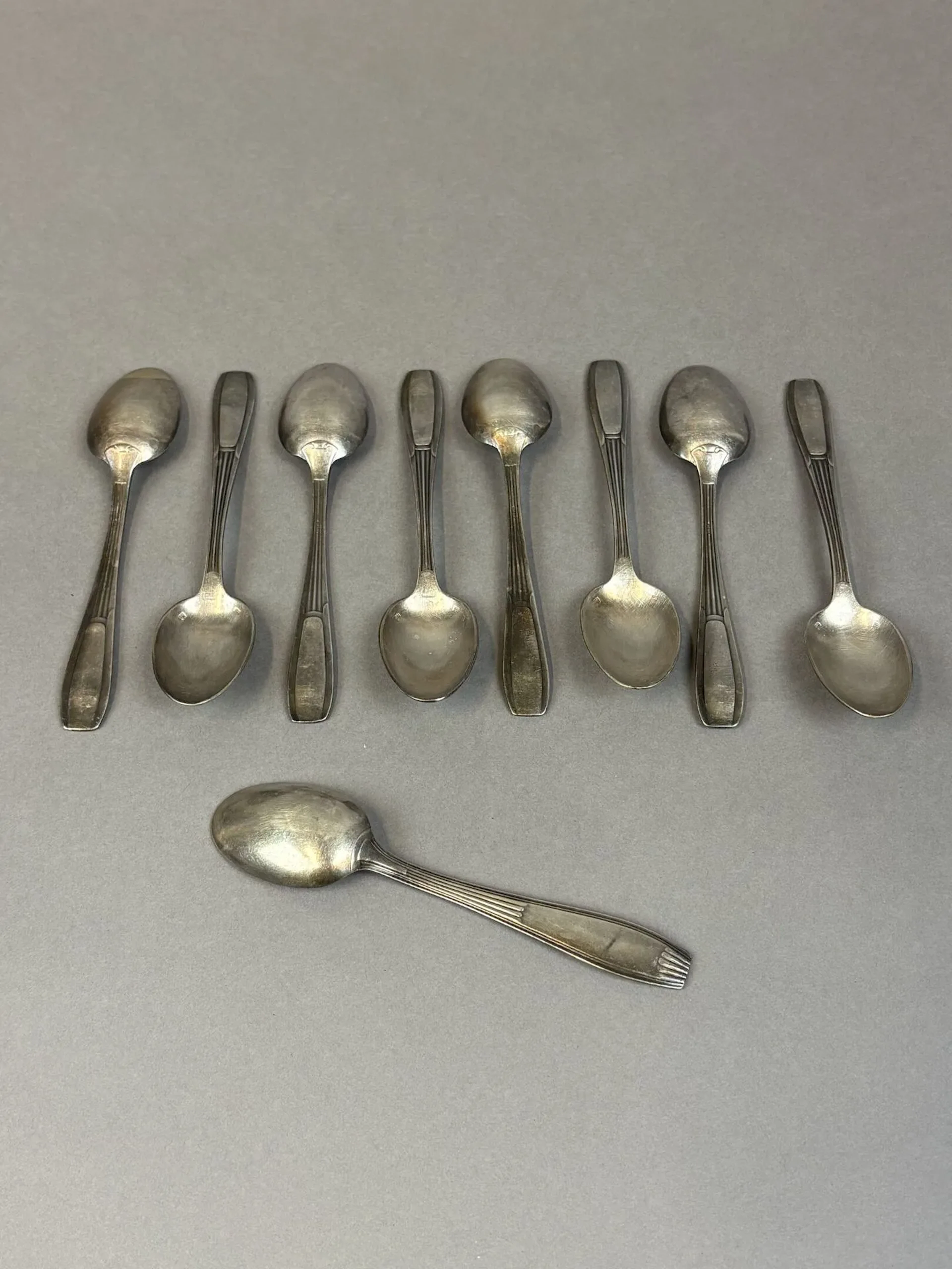 Set of 8 silver plated metal teaspoons with Art Deco designs - Lot 120