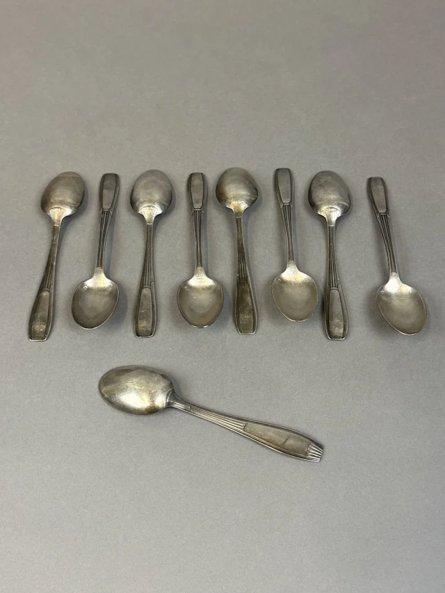 Set of 8 silver plated metal teaspoons with Art Deco designs - Lot 120