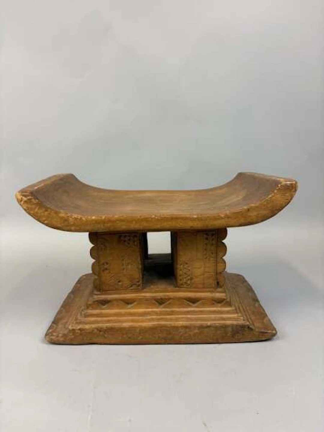 Stool with a curved seat - Lot 203