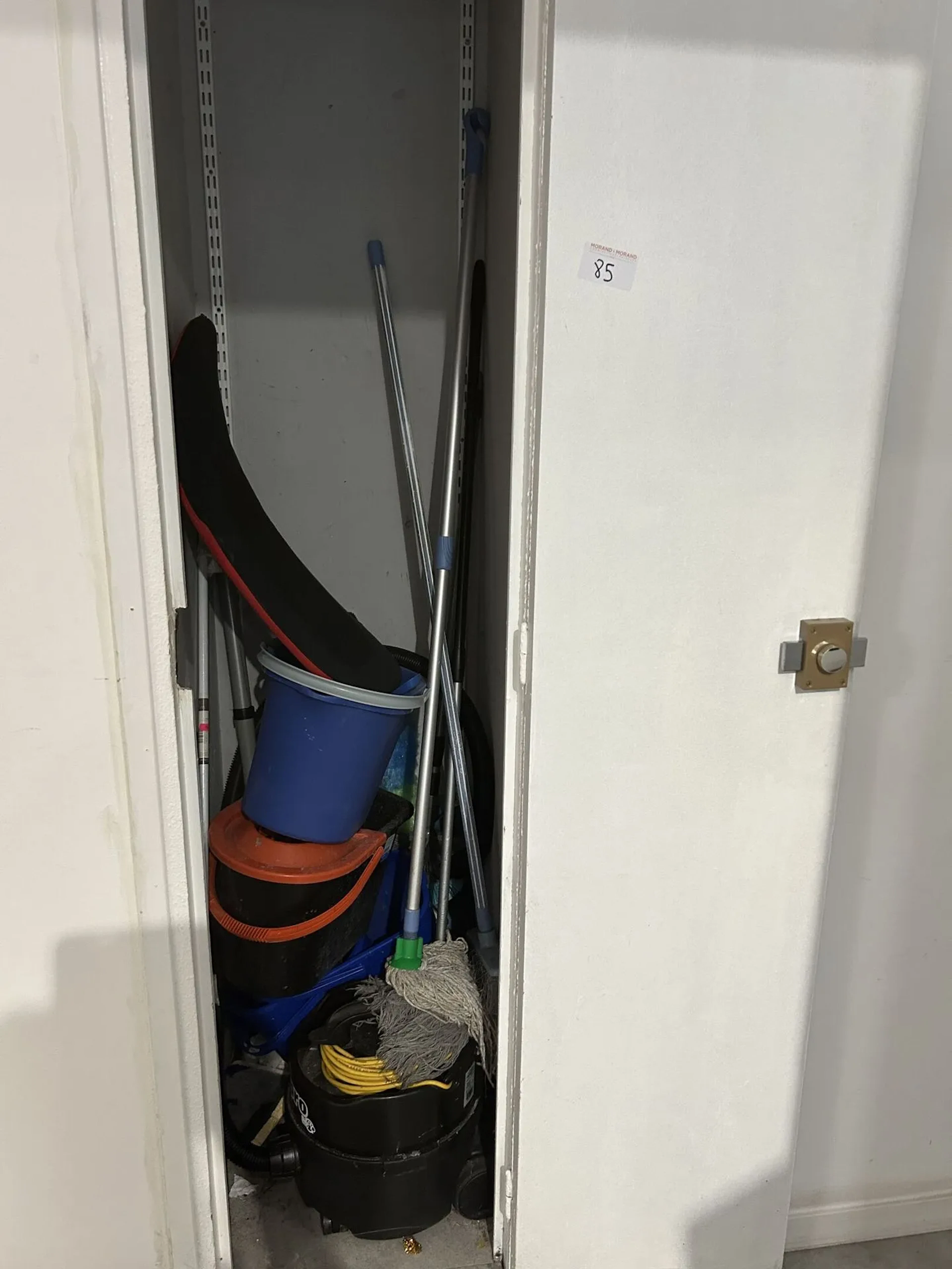 Nécessaire de nettoyage, seau, bacs PVC, et 1 aspirateur NUP - Lot 85