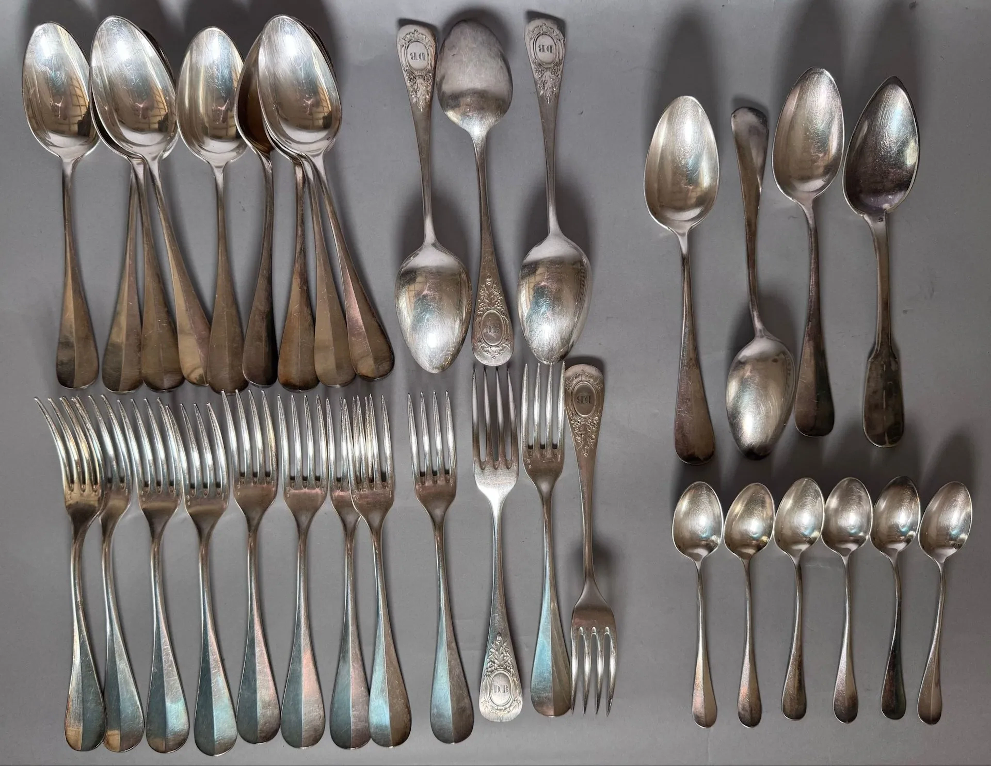 Mismatched silver plated and white metal cutlery set consist - Lot 188