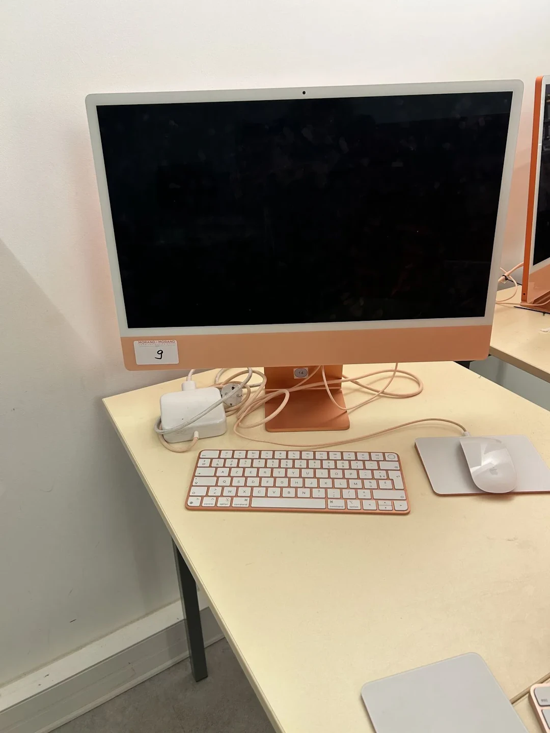 1 iMac modèle A2873, numéro de série L20677D22H - Lot 9