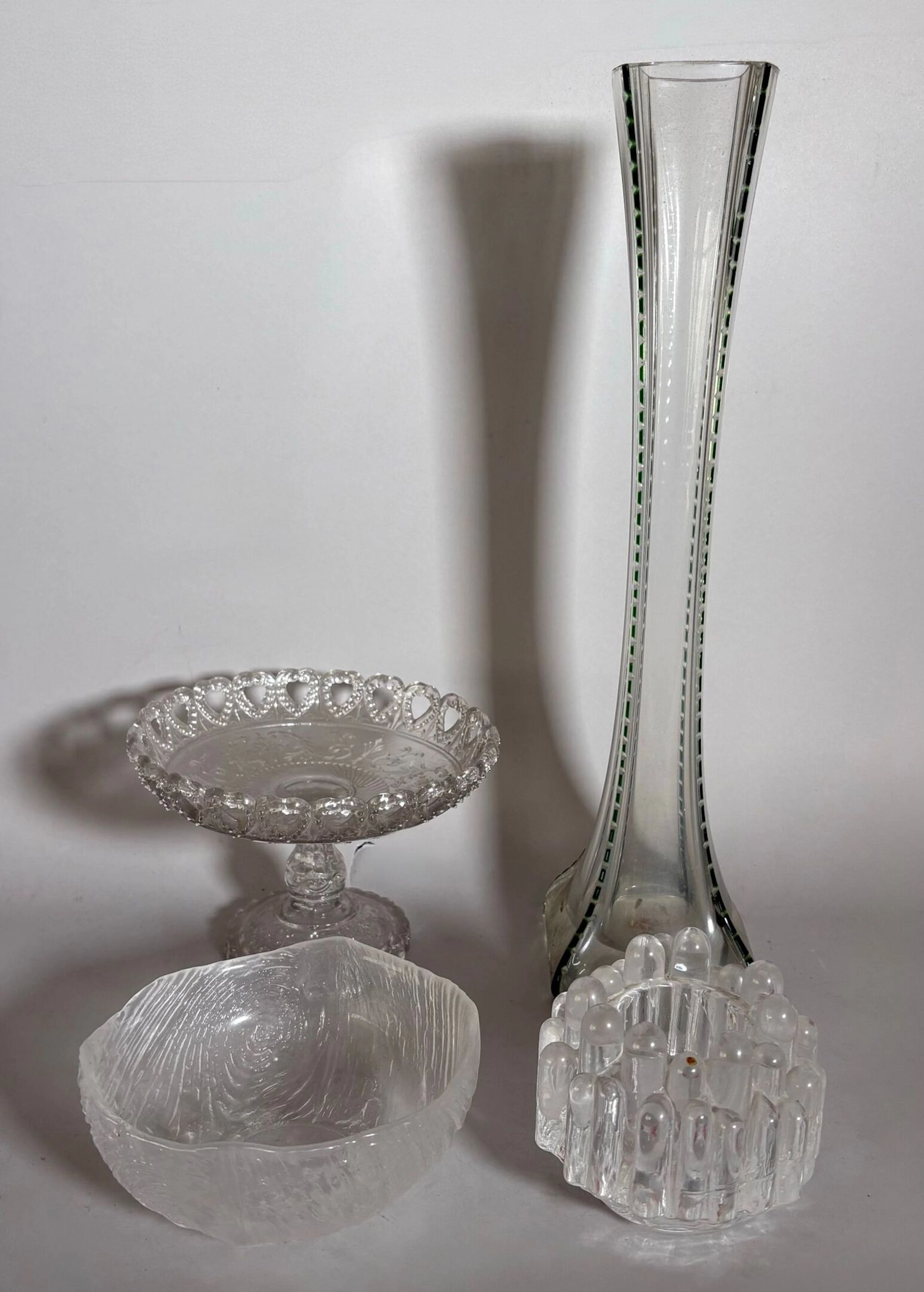 Set of four glass pieces consisting of: a large, diabolo-sha - Lot 196