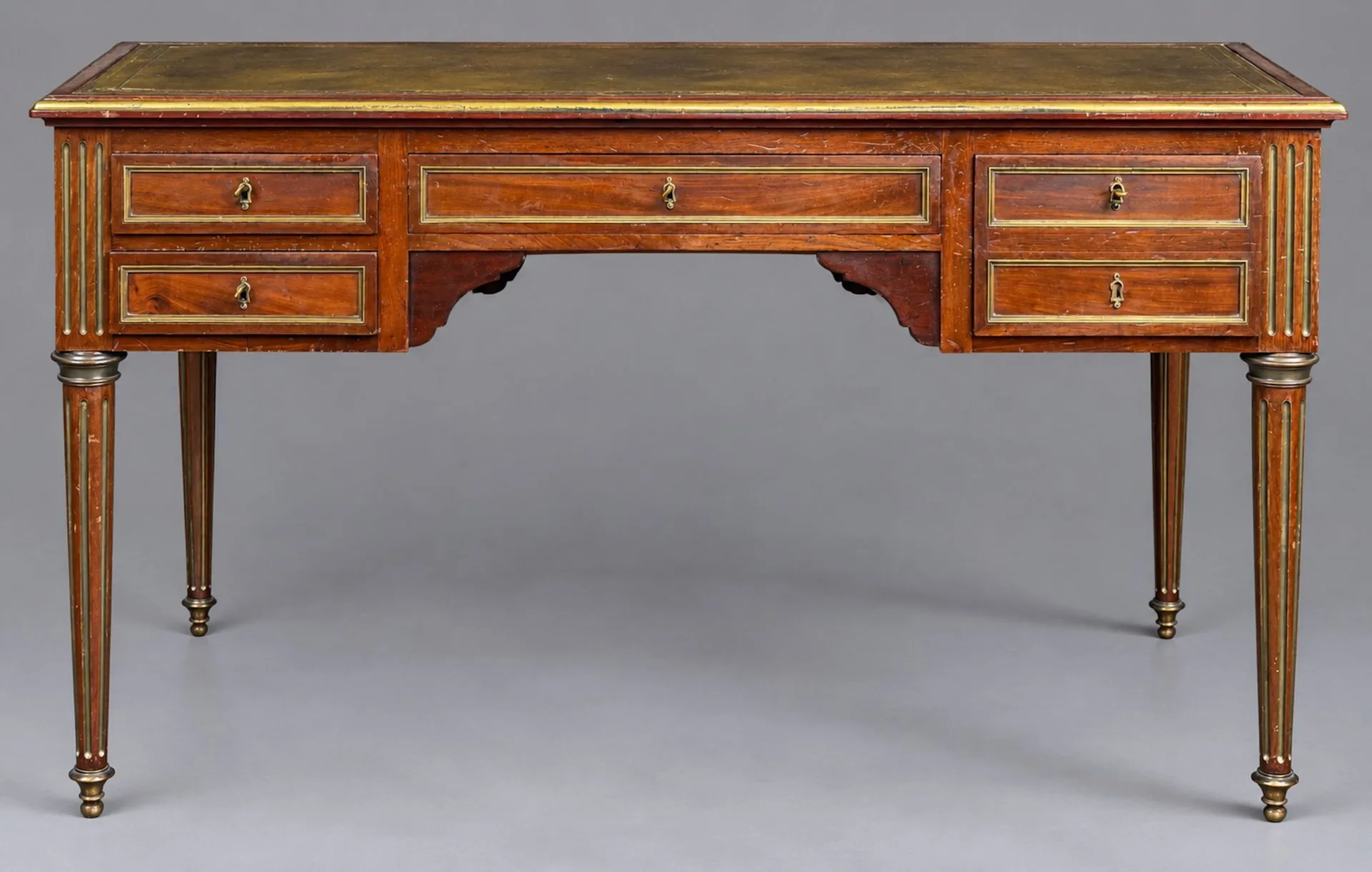 Flat mahogany and mahogany veneer desk with five drawers fea - Lot 277