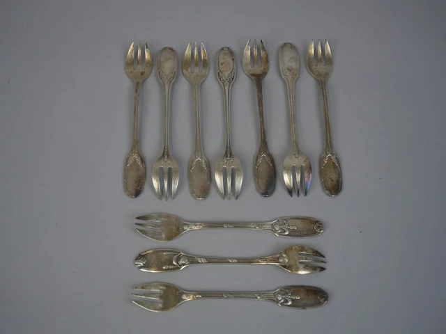 Set of 10 silver plated oyster forks in various designs, dec - Lot 135