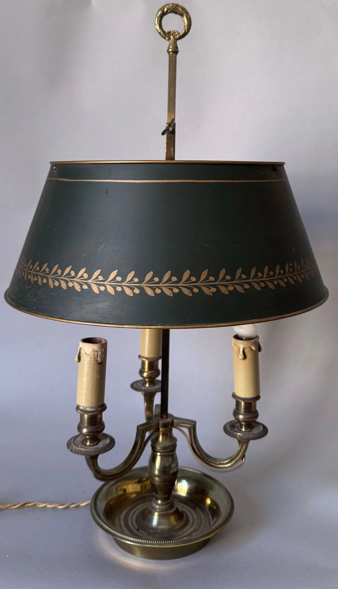 Three-armed lamp made of brass and green- and gold-lacquered - Lot 243