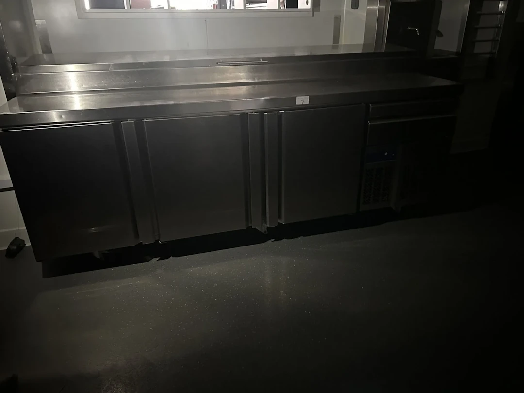 Tour réfrigéré 3 portes saladette INFRECO - Lot 136
