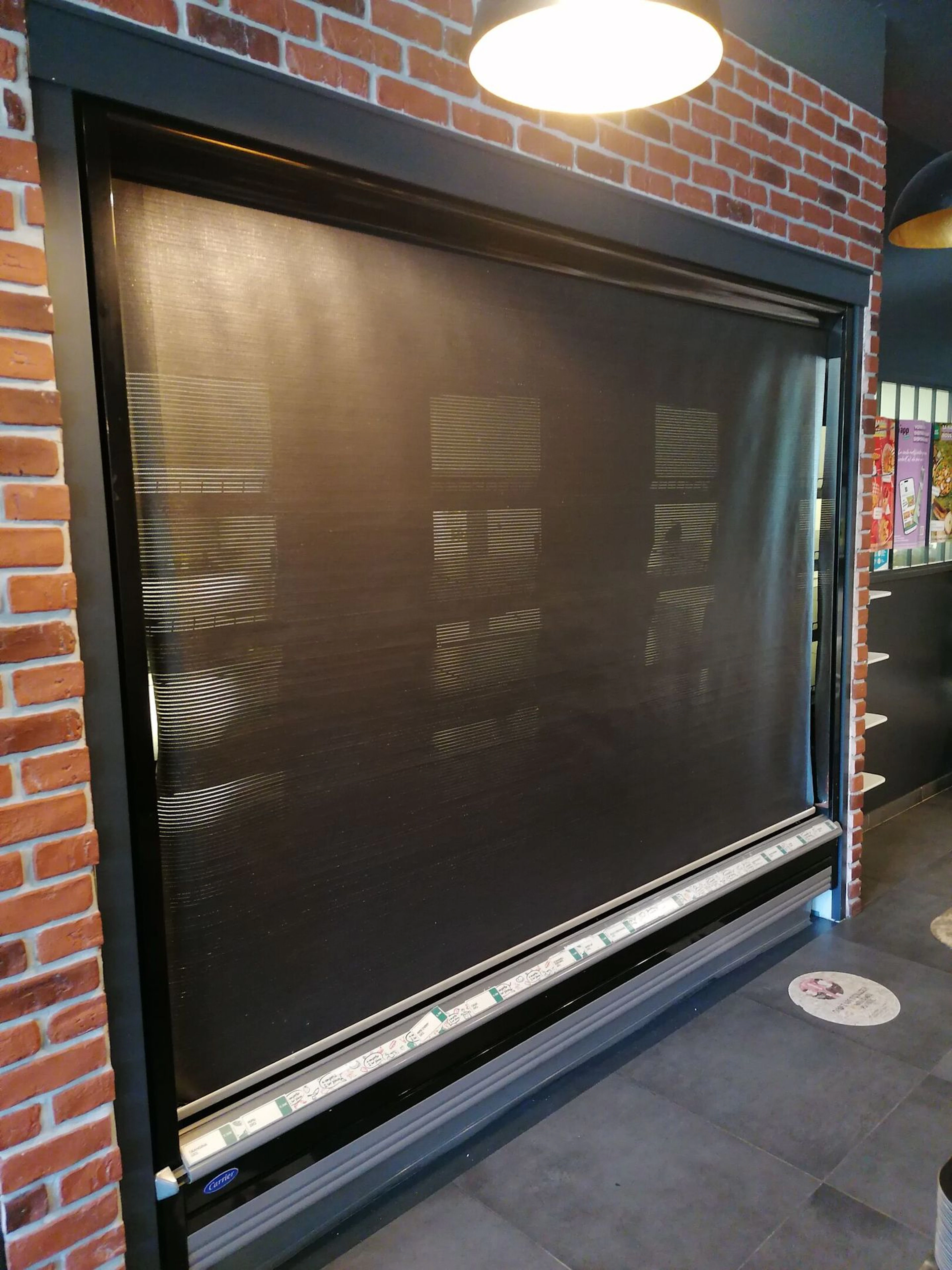 Vitrine libre-service à rideaux réfrigérée CARRIER - Type M - Lot 142