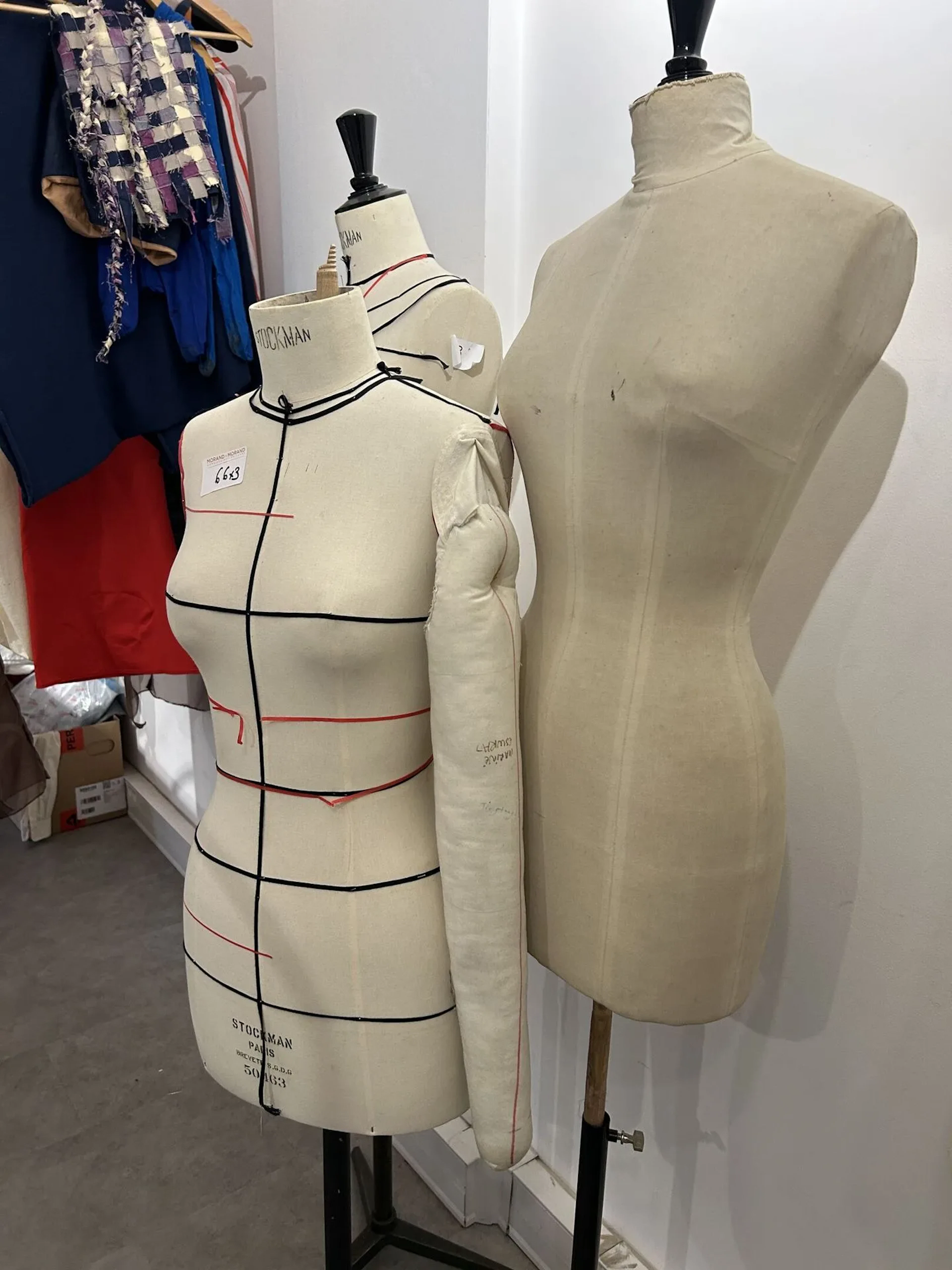 Réunion de 3 mannequins femme en buste sur pied métallique, - Lot 66