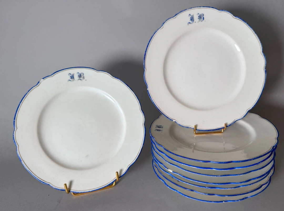 Set of nine porcelain dessert plates with a scalloped rim, d - Lot 226