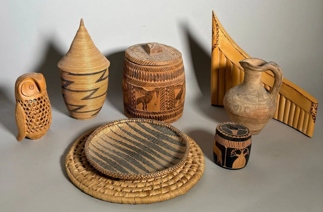 TRAVEL SOUVENIRS - Lot 221