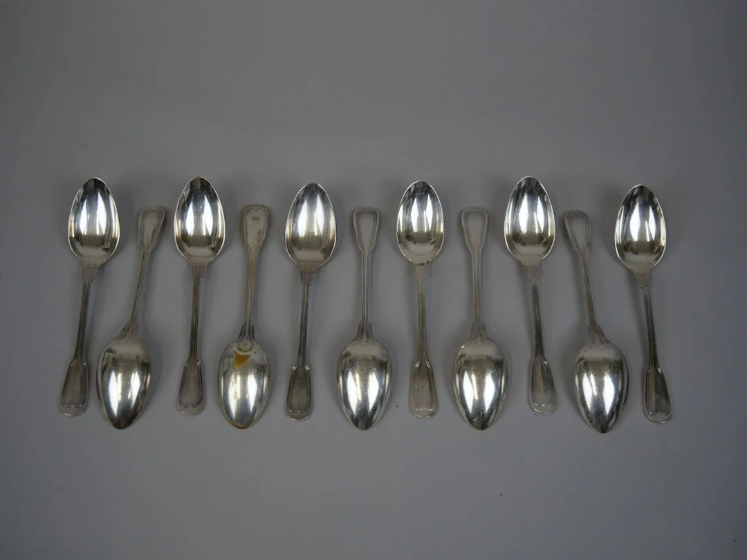 Set of 11 silver plated teaspoons with a ribbed design - Lot 136