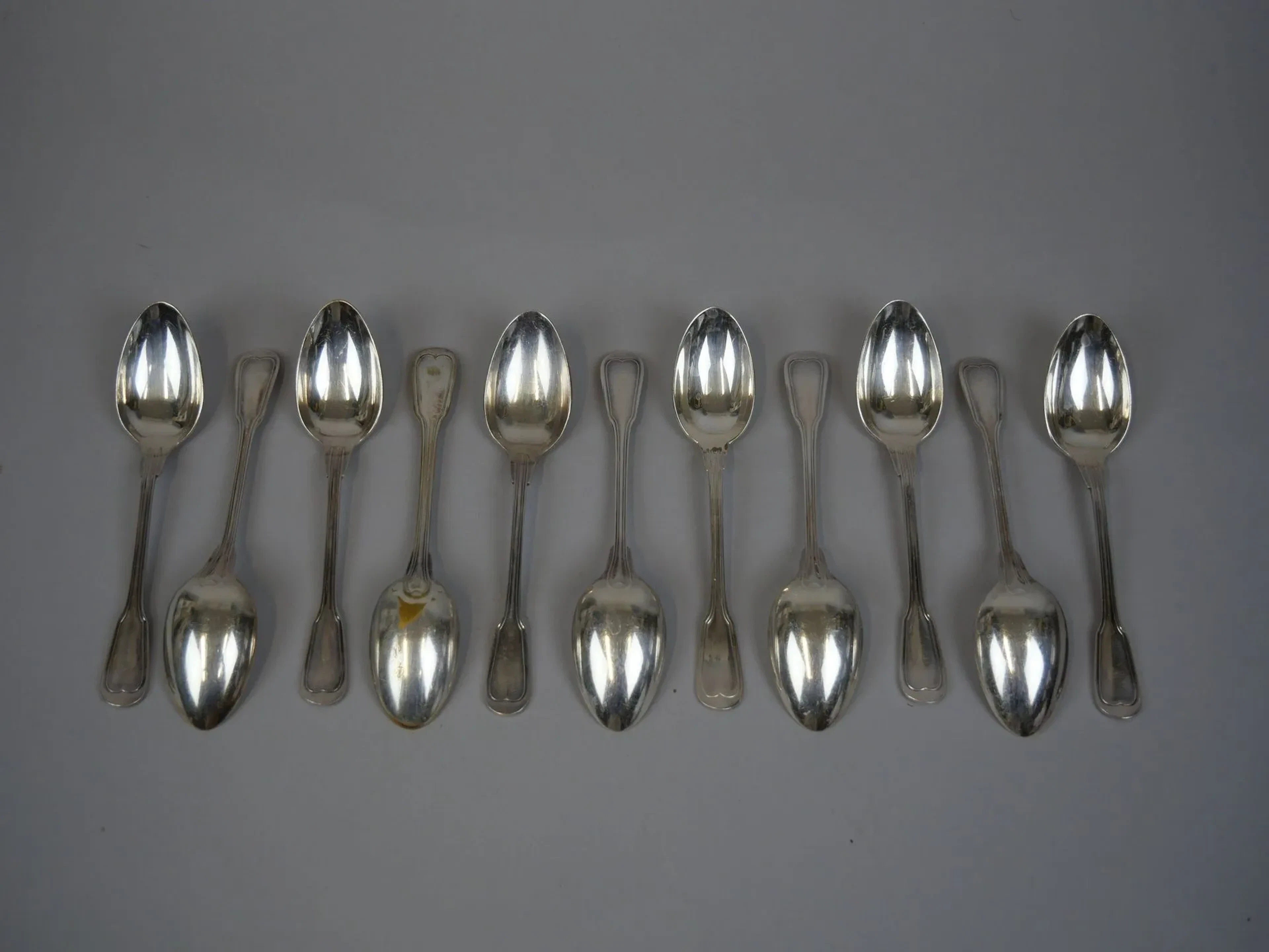 Set of 11 silver plated teaspoons with a ribbed design - Lot 136