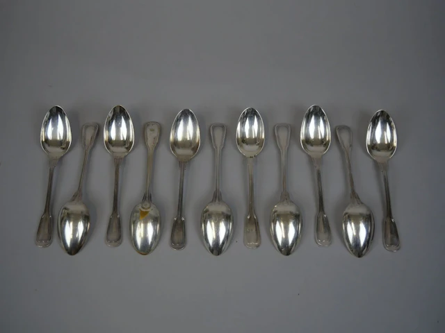 Set of 11 silver plated teaspoons with a ribbed design - Lot 136