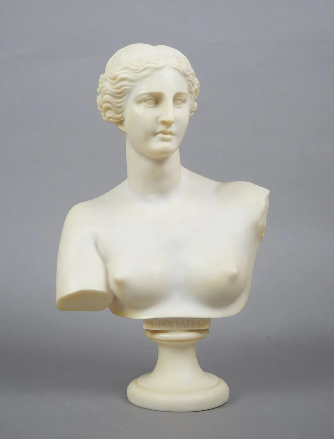 Bust of Aphrodite made of marble-effect reconstituted stone - Lot 259