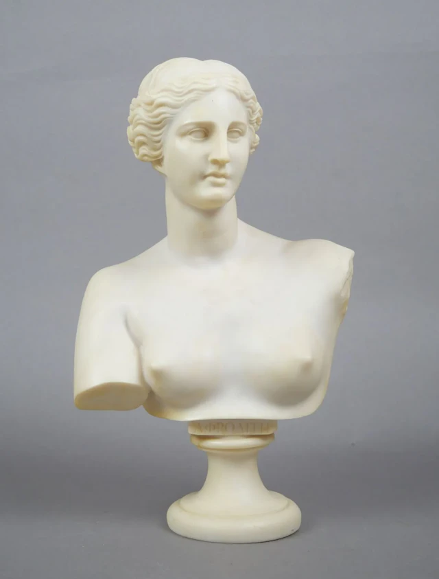 Bust of Aphrodite made of marble-effect reconstituted stone - Lot 259