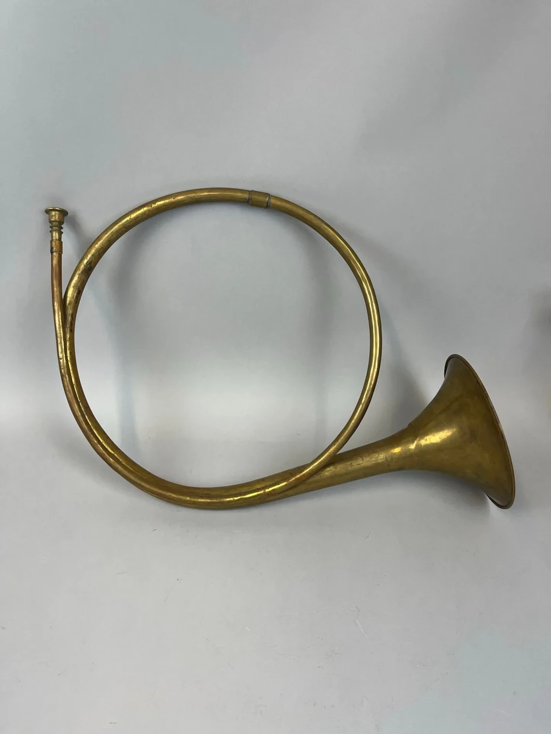 One-and-a-half-turn yellow brass hunting horn, with mouthpie - Lot 243