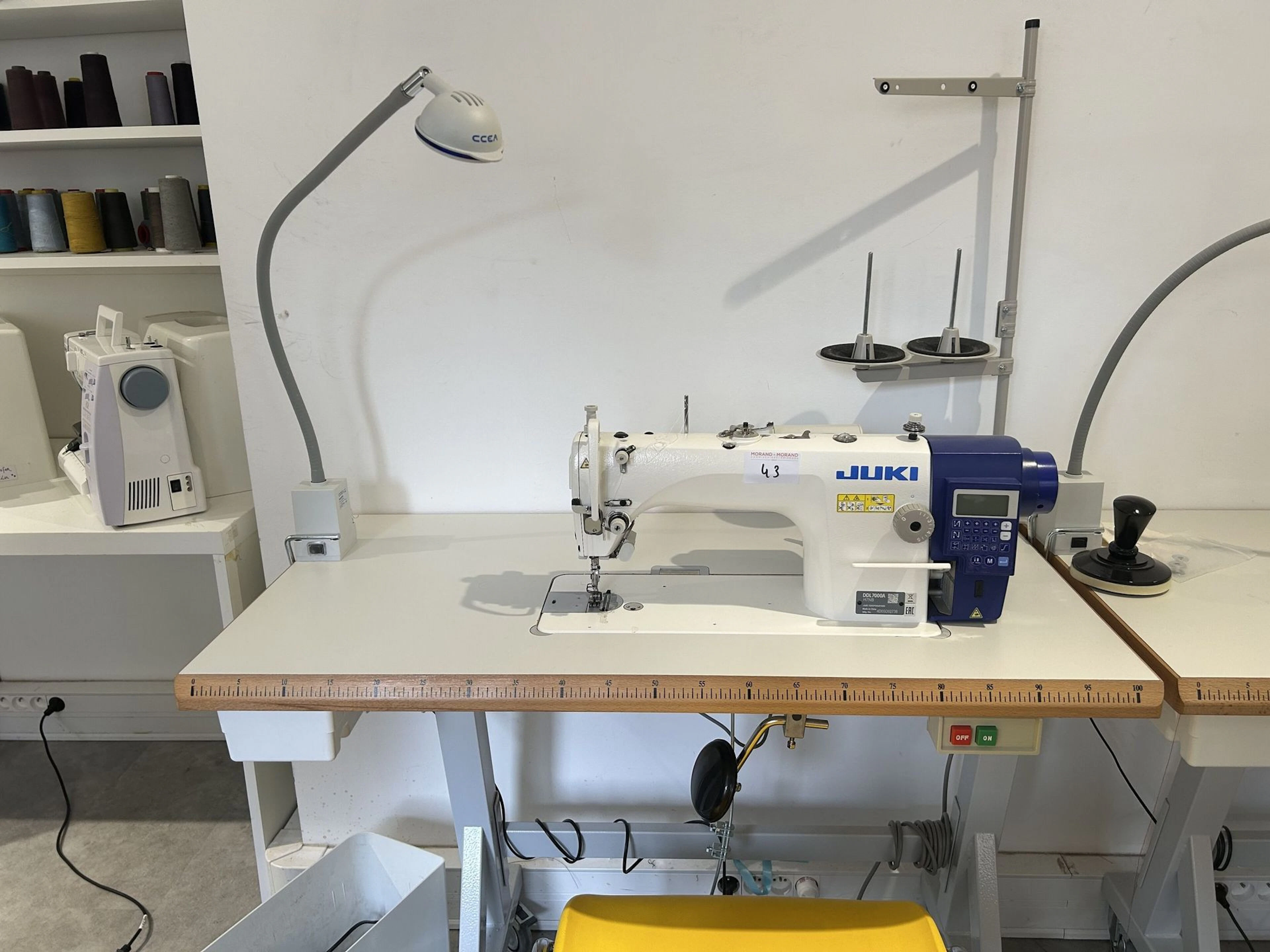 1 machine à coudre JUKI modèle DDL7000A, sur table professio - Lot 43