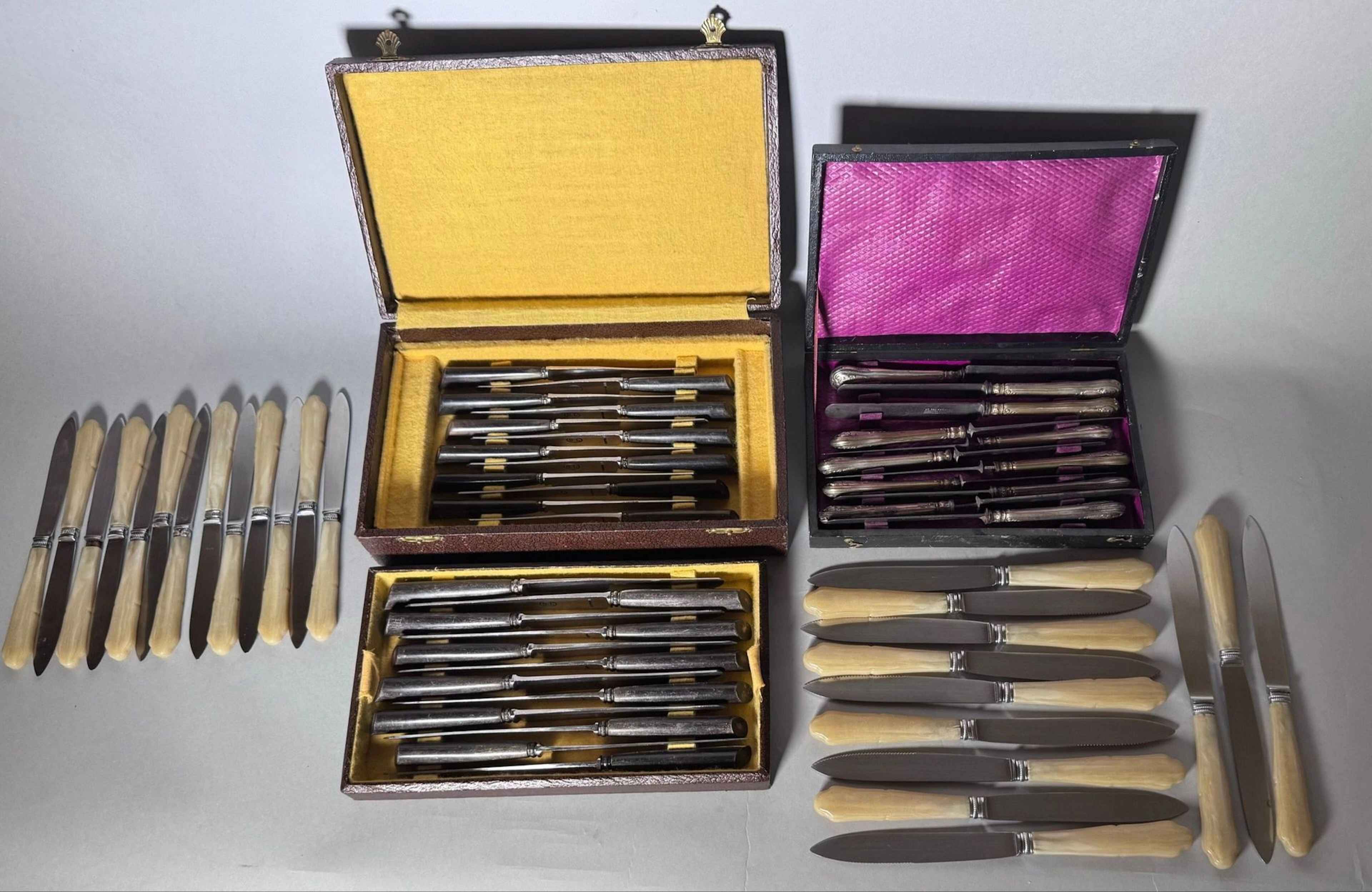 Set comprising various series of knives: - Lot 179