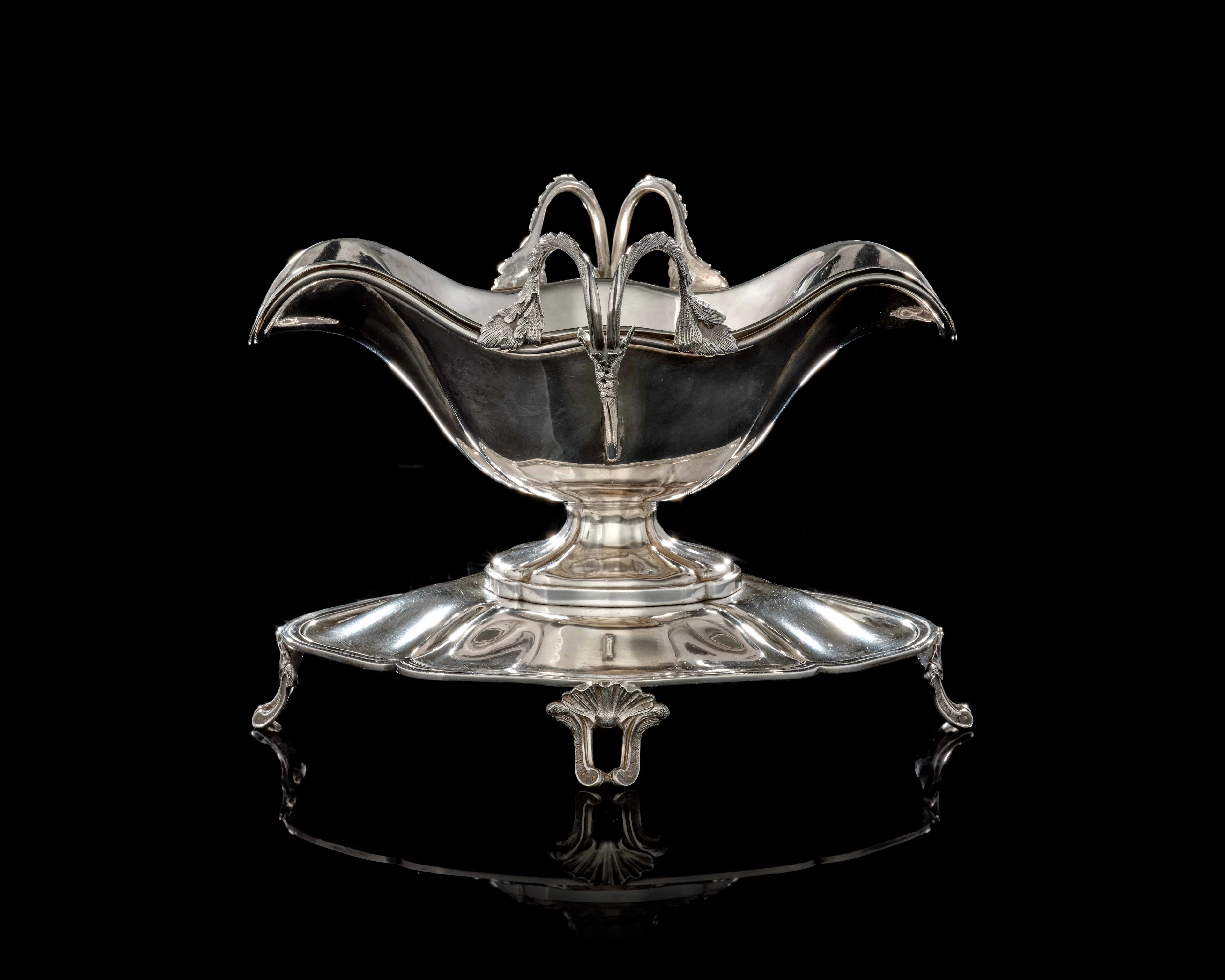 GRANDE SAUCIÈRE EN ARGENT ET SA DOUBLURE EN MÉTAL ARGENTÉ DE STYLE LOUIS XV