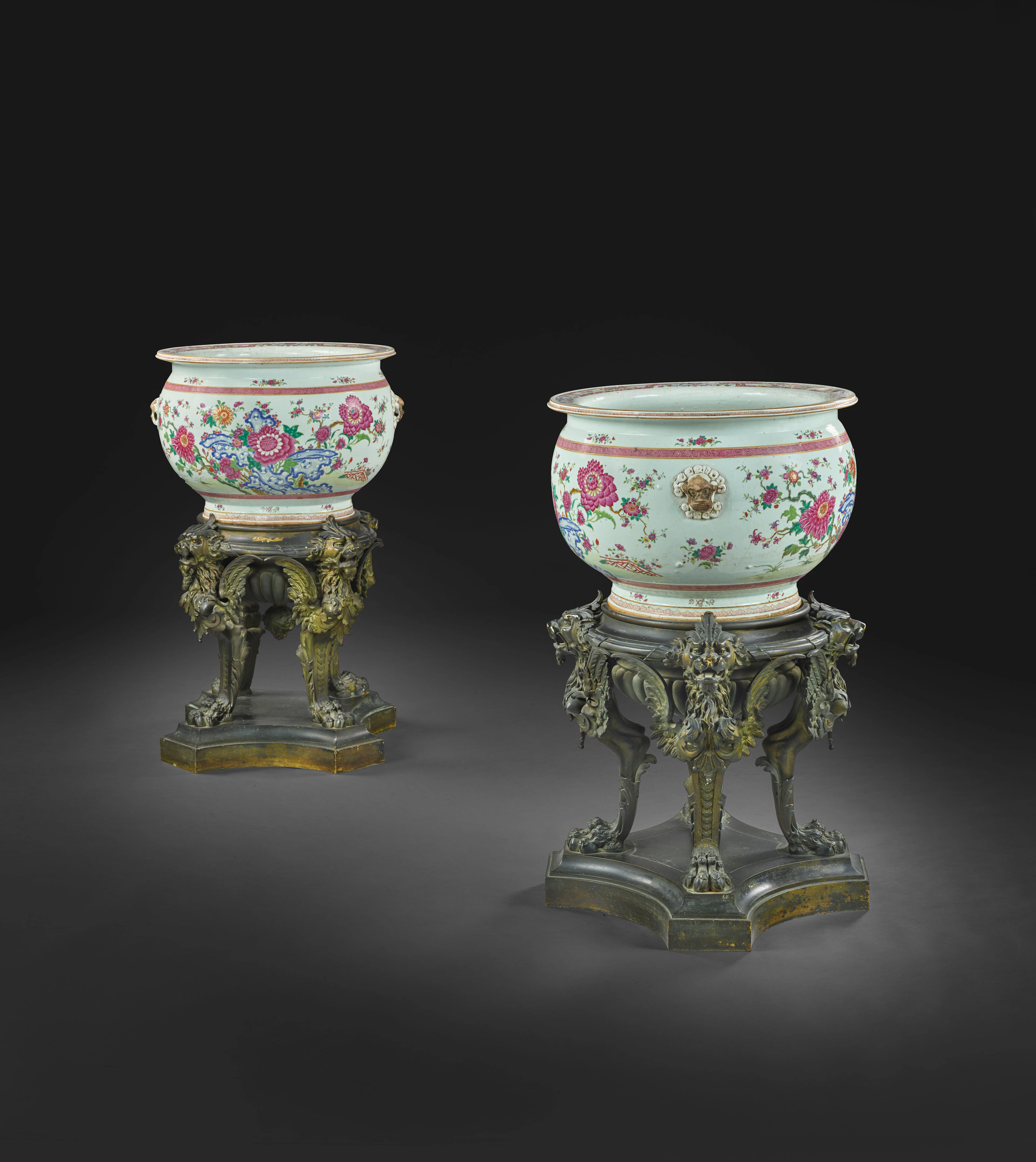 PAIRE DE GRANDES VASQUES EN PORCELAINE FAMILLE ROSE