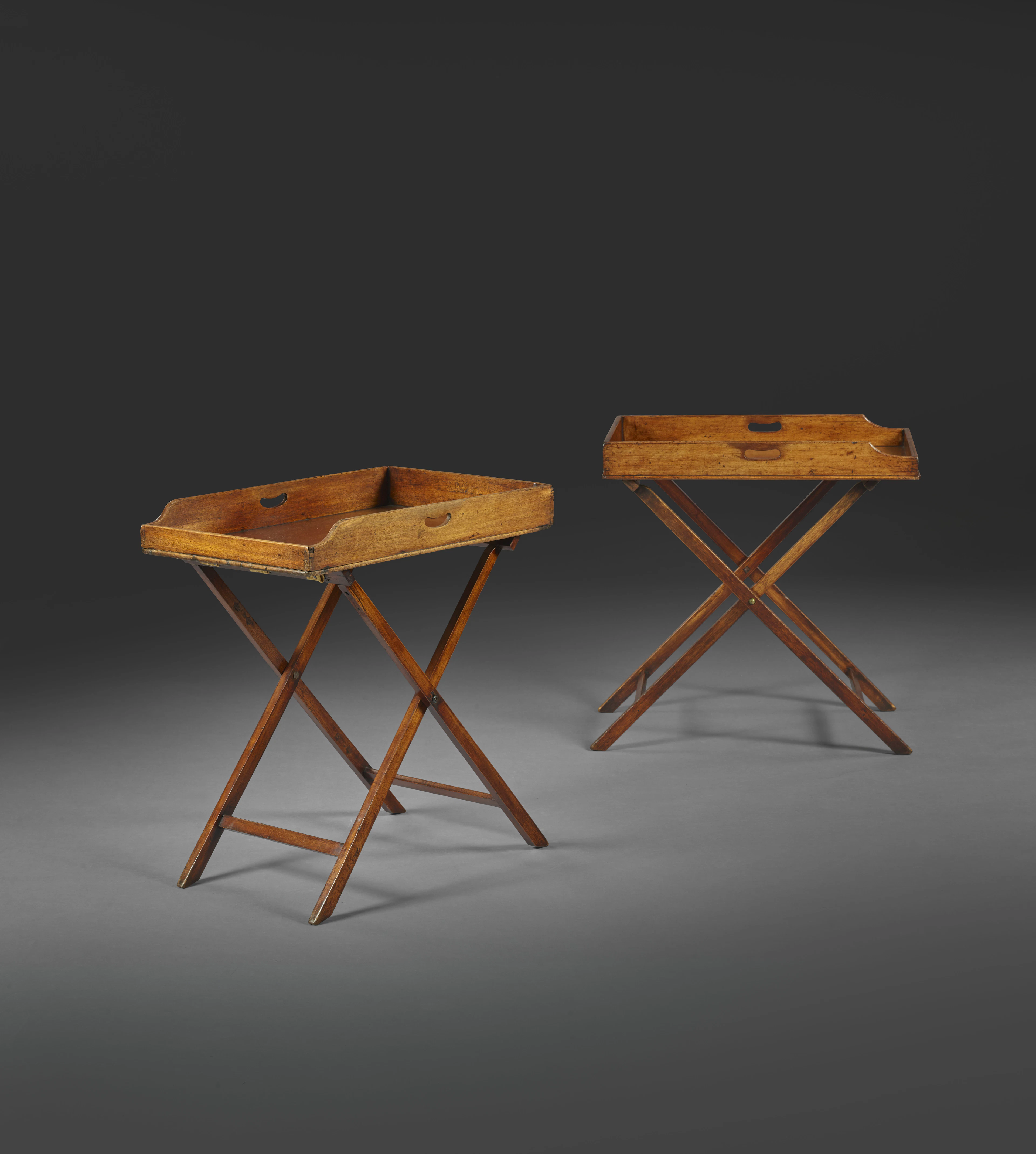 - DEUX TABLES D'APPOINT D'EPOQUE VICTORIENNE FORMANT PAIRE, TRAVAIL