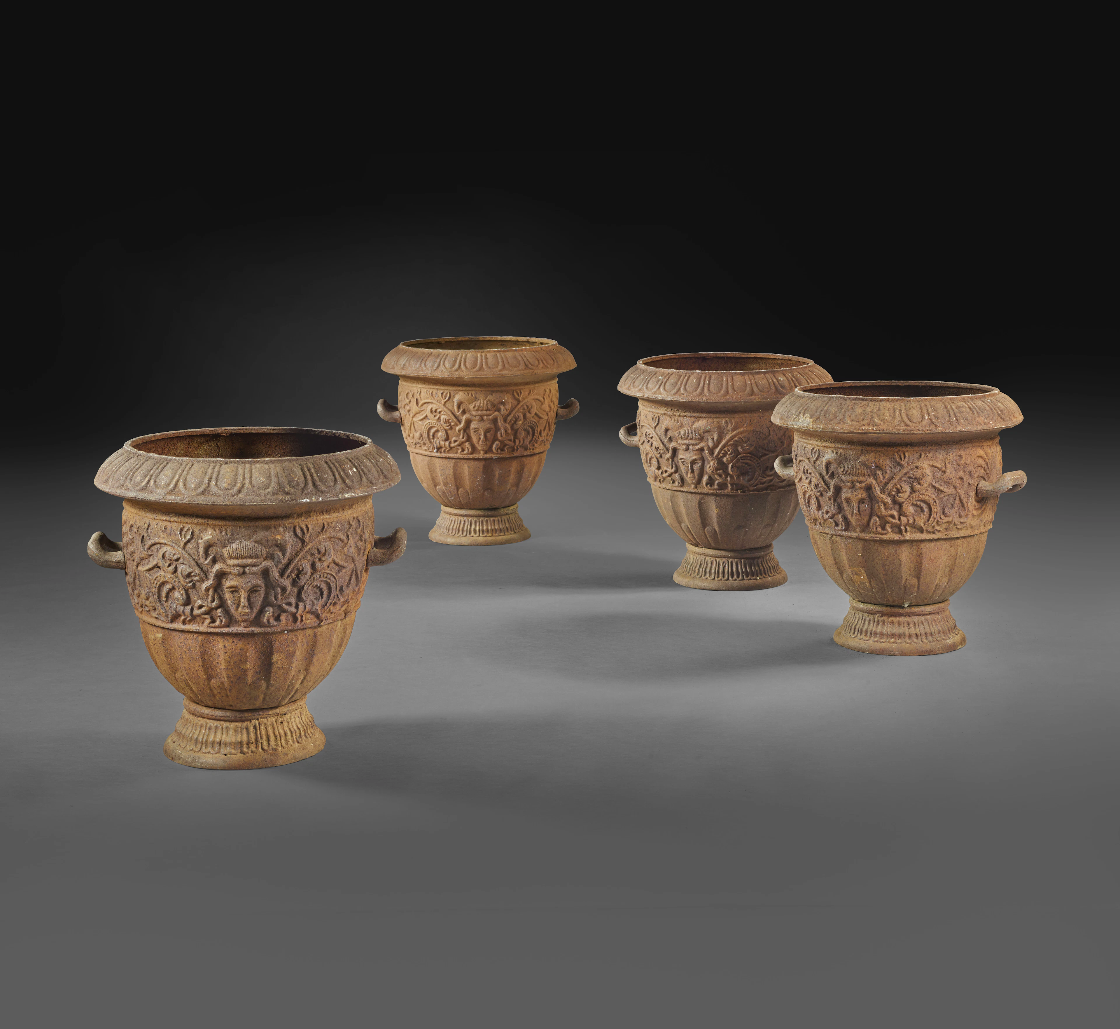 SUITE DE QUATRE POTS À ORANGERS DE LA FIN DU XIXe SIÈCLE