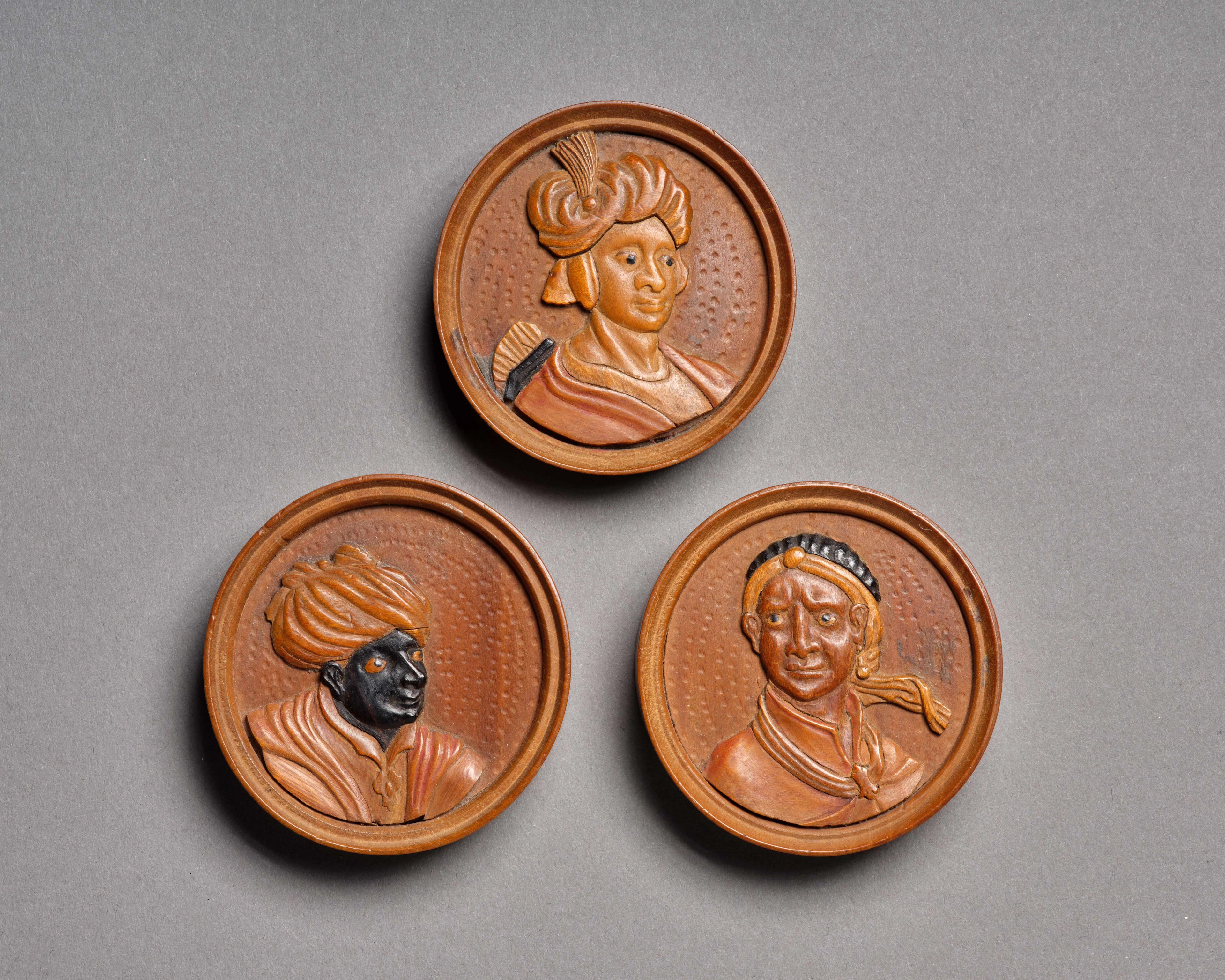 ENSEMBLE DE TROIS PIÈCES DE JEU EN BOIS SCULPTÉ ET TEINTÉ, ALLEMAGNE