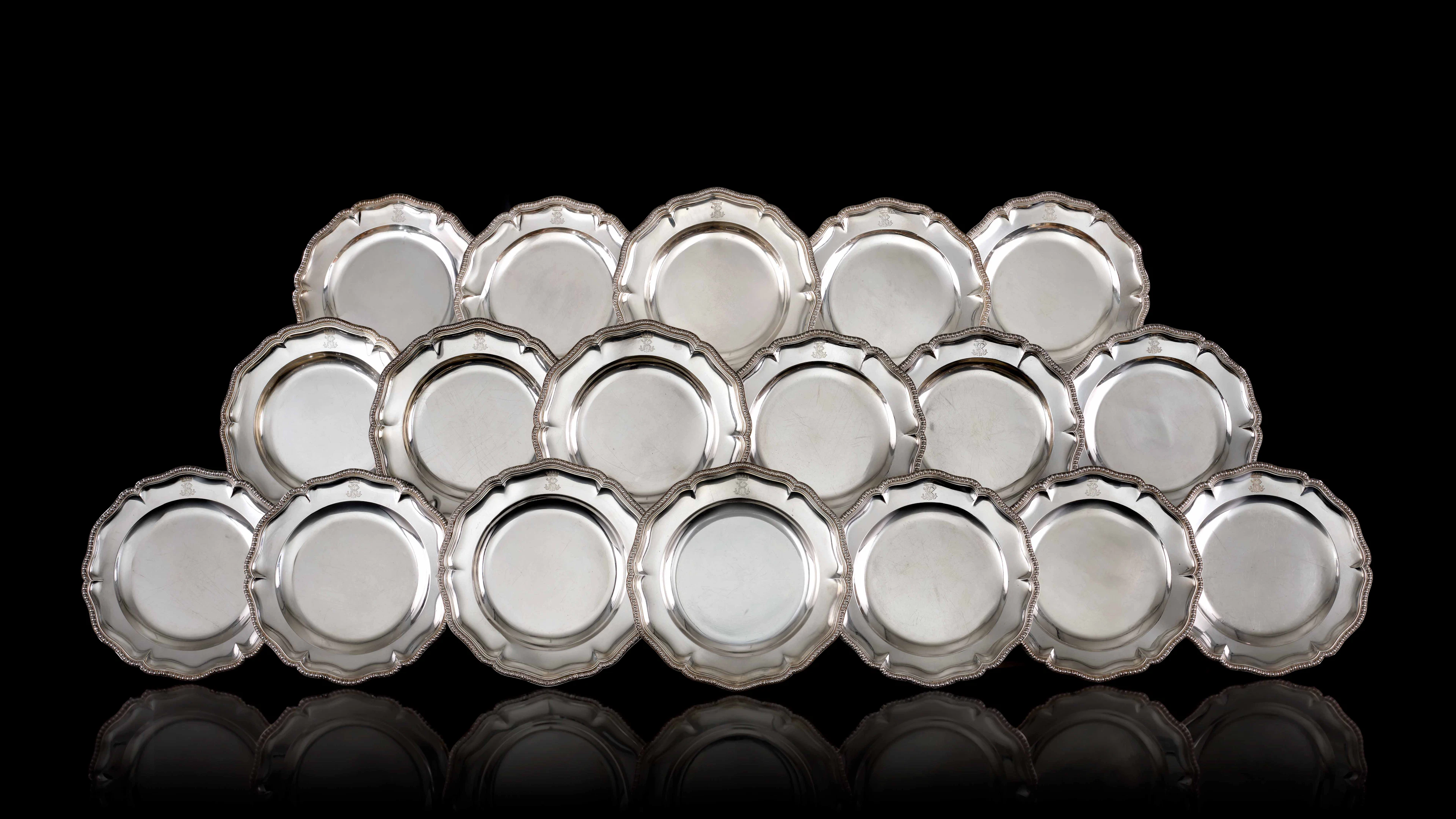 ENSEMBLE DE DOUZE ASSIETTES PLATES ET SIX ASSIETTES CREUSES EN ARGENT