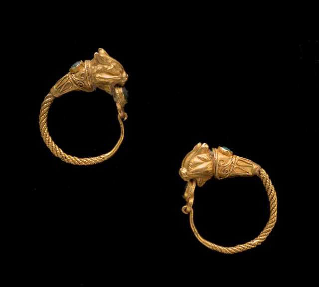 A Hellenistic pair of gold and glass lynx-headed earrings