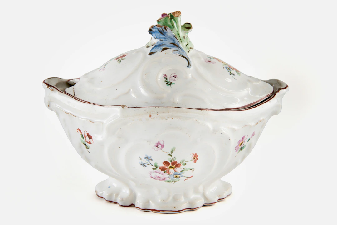 SAUCIÈRE EN FAÏENCE DE MARSEILLE DE LA FIN DU XVIIIe SIÈCLE SAUCIÈRE