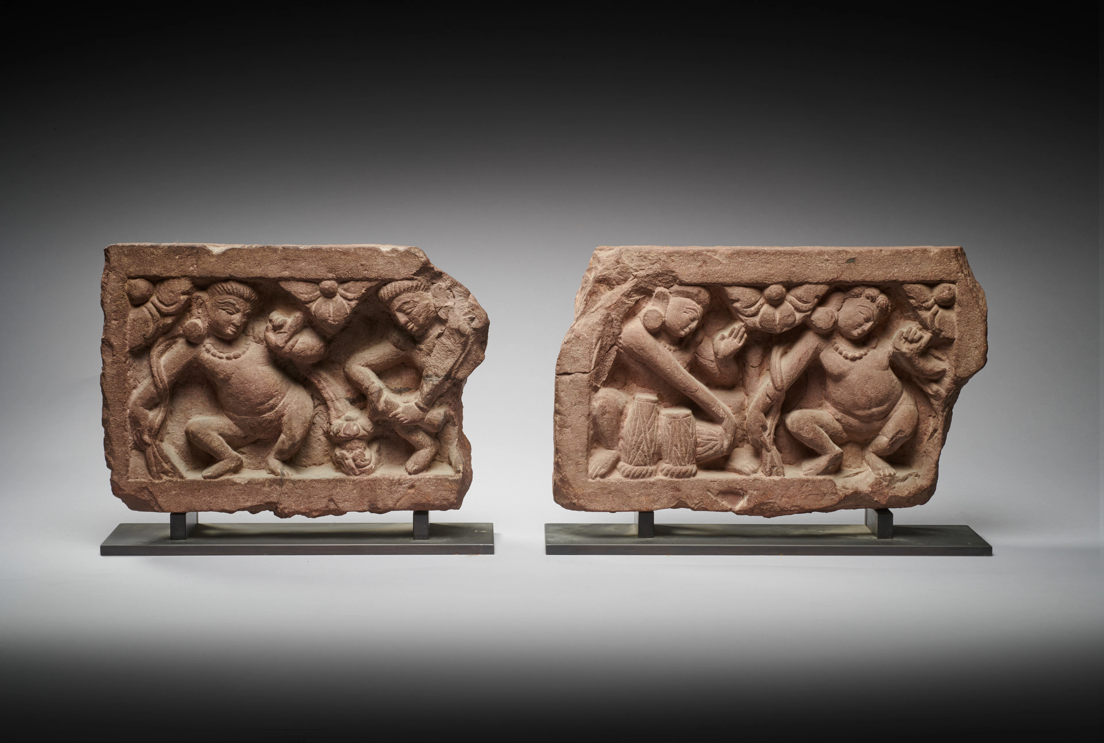 DEUX BAS-RELIEFS EN GRÈS ROSE, Inde, Madhya Pradesh, circa VIIIe–IXe siècle