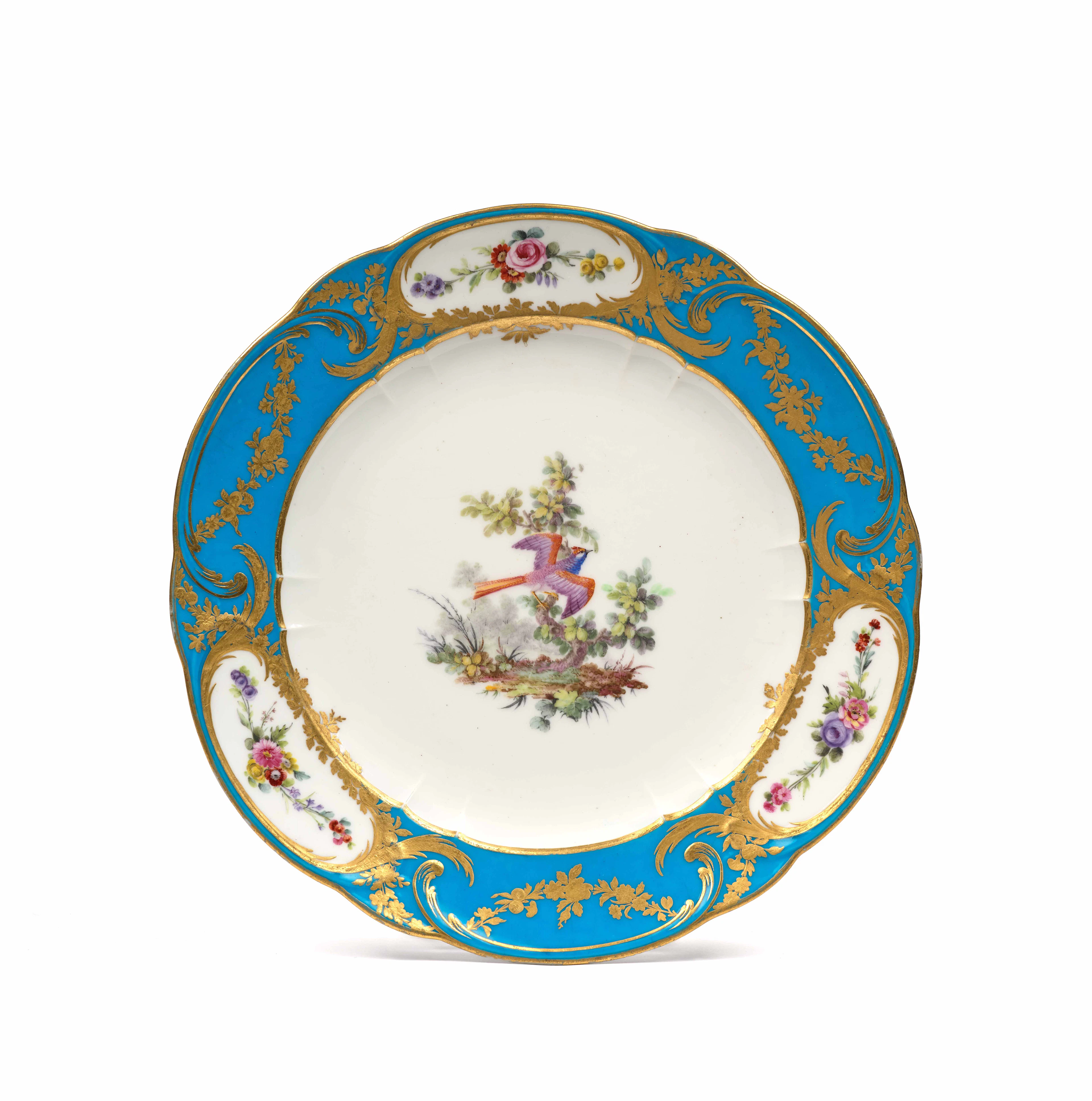 ASSIETTE À PALMES EN PORCELAINE TENDRE DE SÈVRES DU XVIIIe SIÈCLE, DATÉE 1773