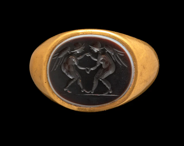 A Roman gold and agate intaglio ring with two Erotes