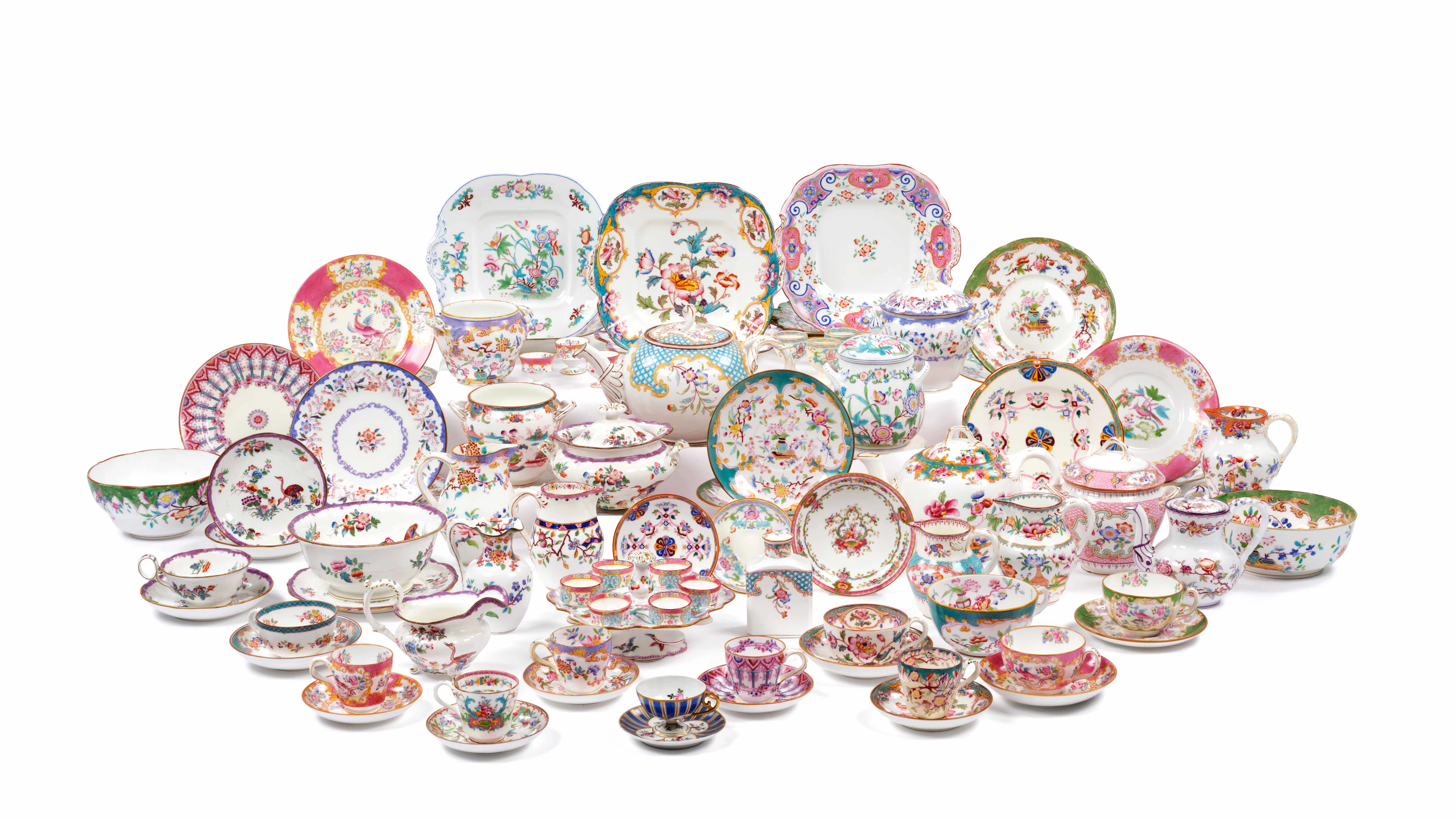 - IMPORTANTES PARTIES DE SERVICES COMPOSITES EN PORCELAINE ANGLAISE