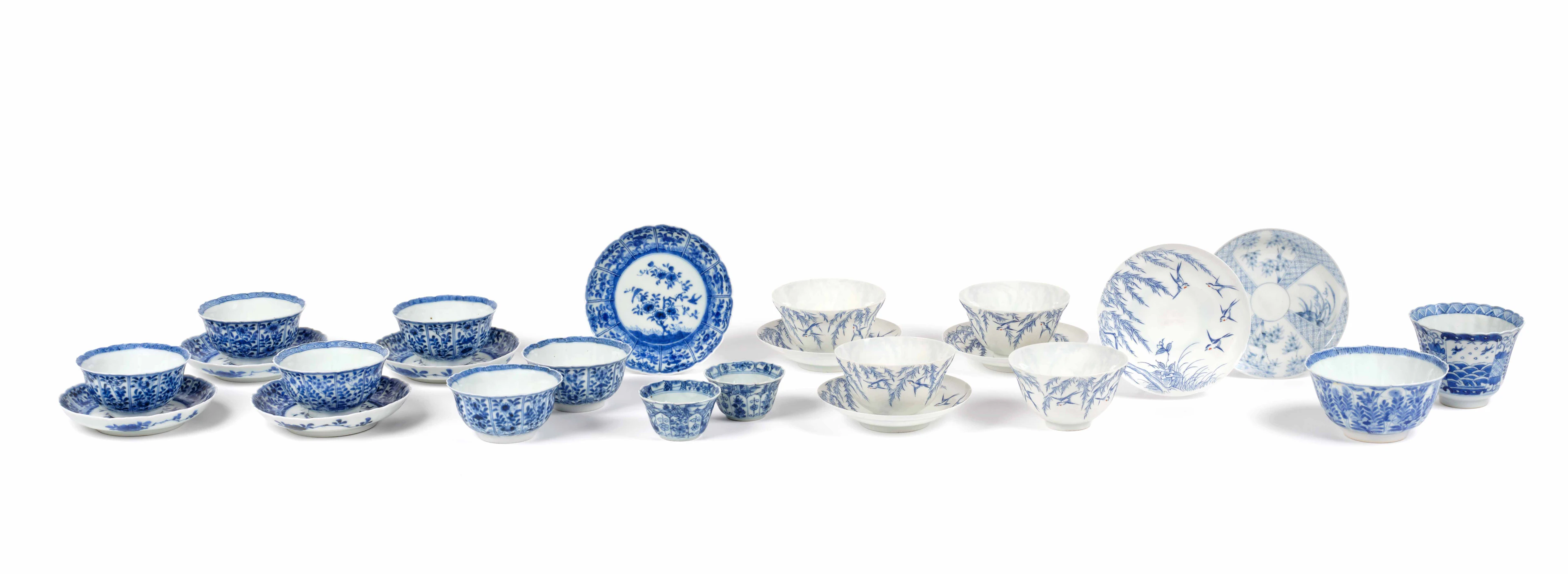 ENSEMBLE DE VINGT-TROIS PIÈCES EN PORCELAINE, Japon, époque Meiji (1868–1912)