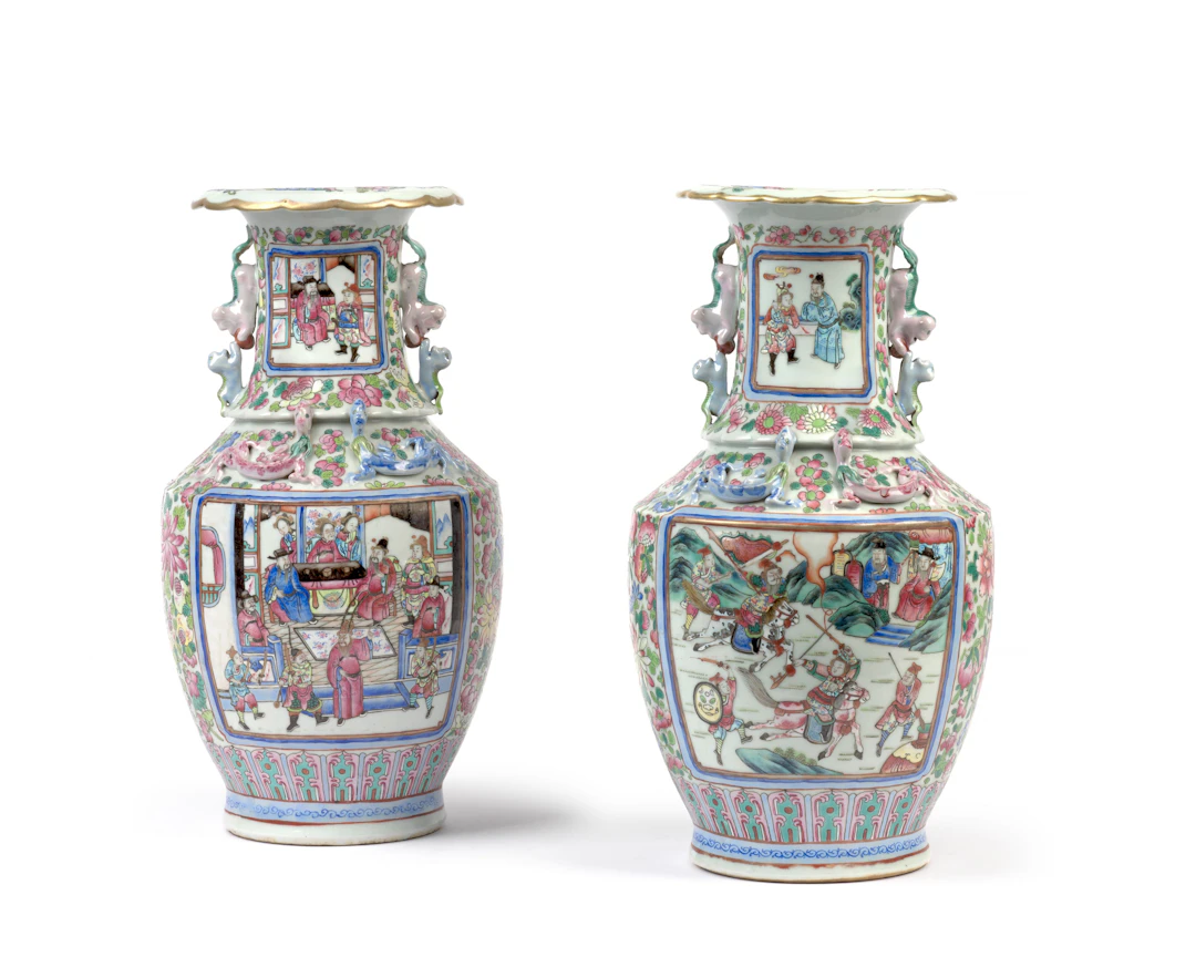 PAIRE DE VASES EN PORCELAINE DE CANTON, Chine, fin de la dynastie