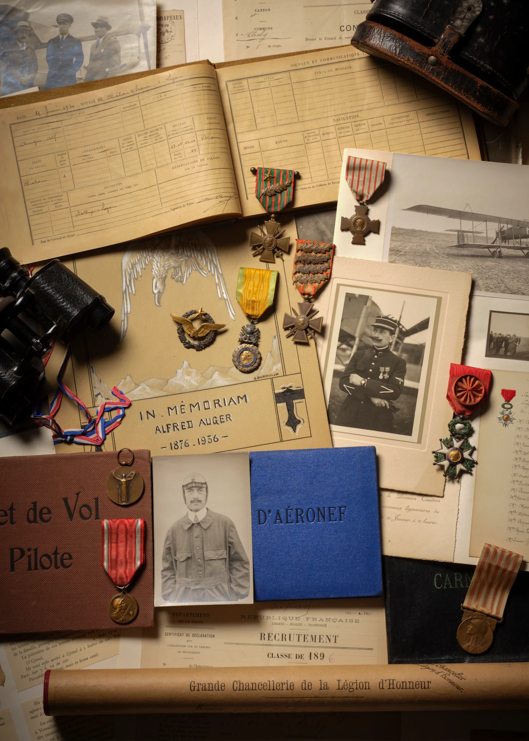 IMPORTANT ENSEMBLE D’OBJETS, PHOTOGRAPHIES ET DOCUMENTS RELATIFS À
