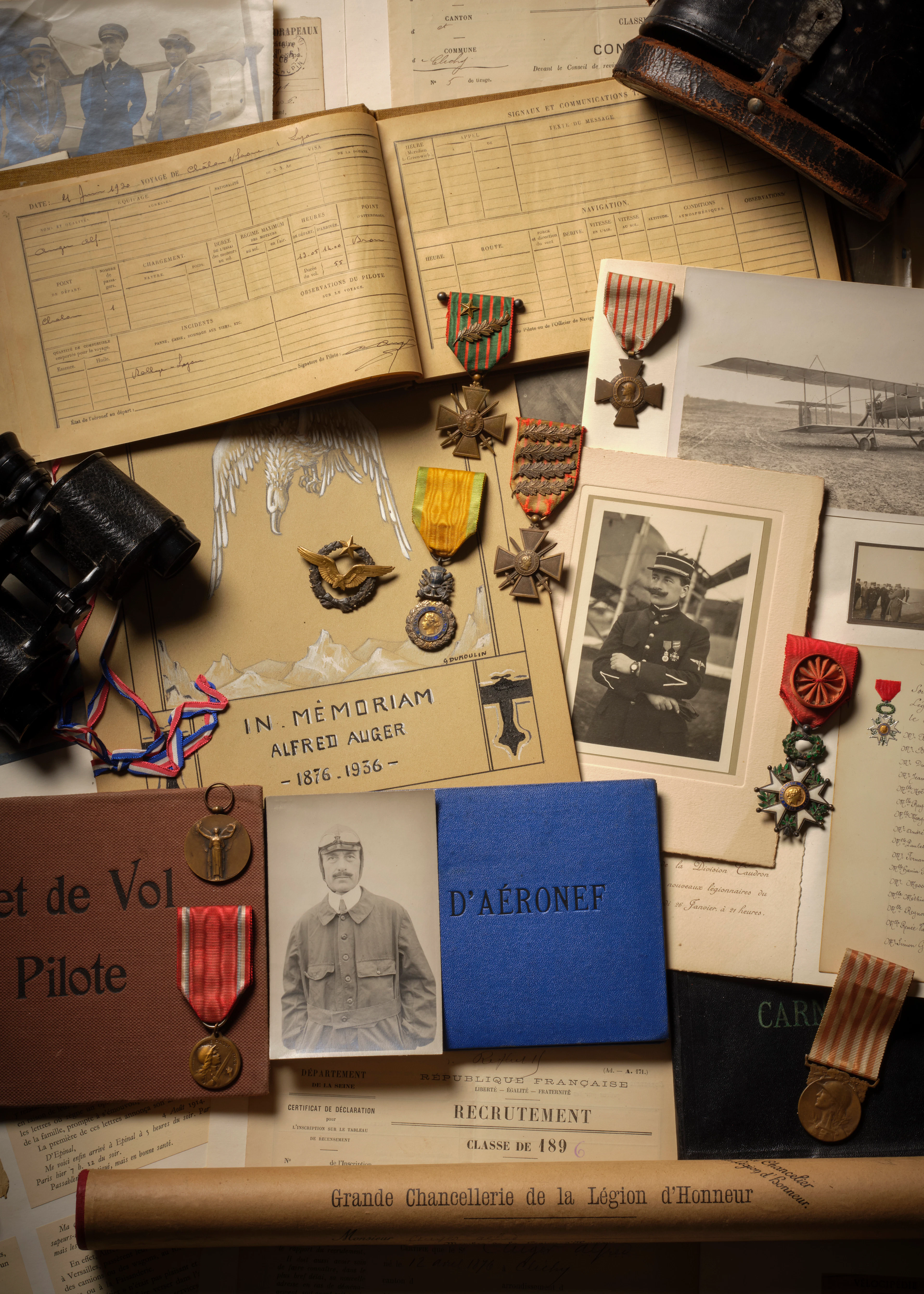 IMPORTANT ENSEMBLE D’OBJETS, PHOTOGRAPHIES ET DOCUMENTS RELATIFS À