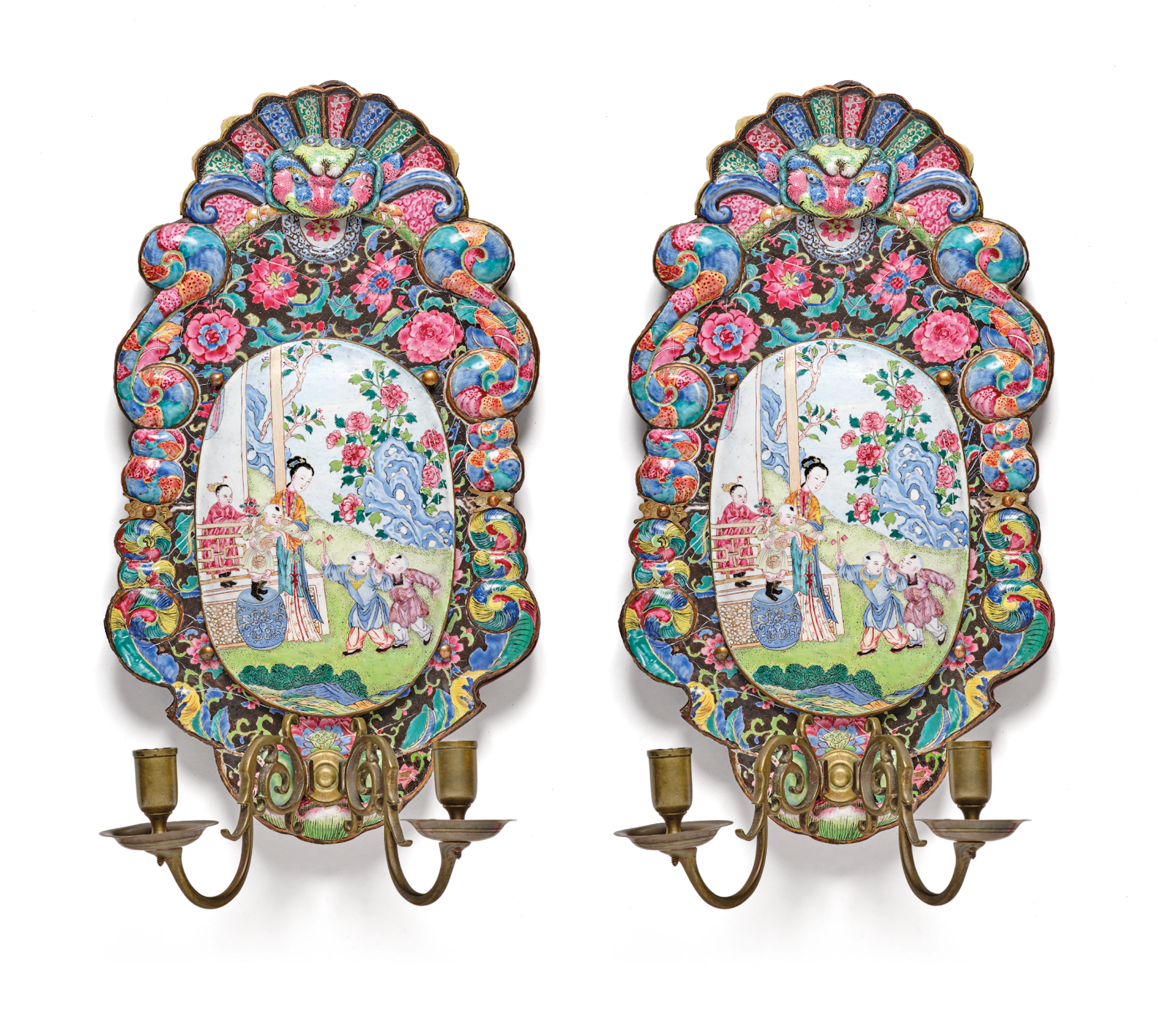 DEUX APPLIQUES MURALES FORMANT PENDANT EN CUIVRE ET ÉMAUX PEINTS