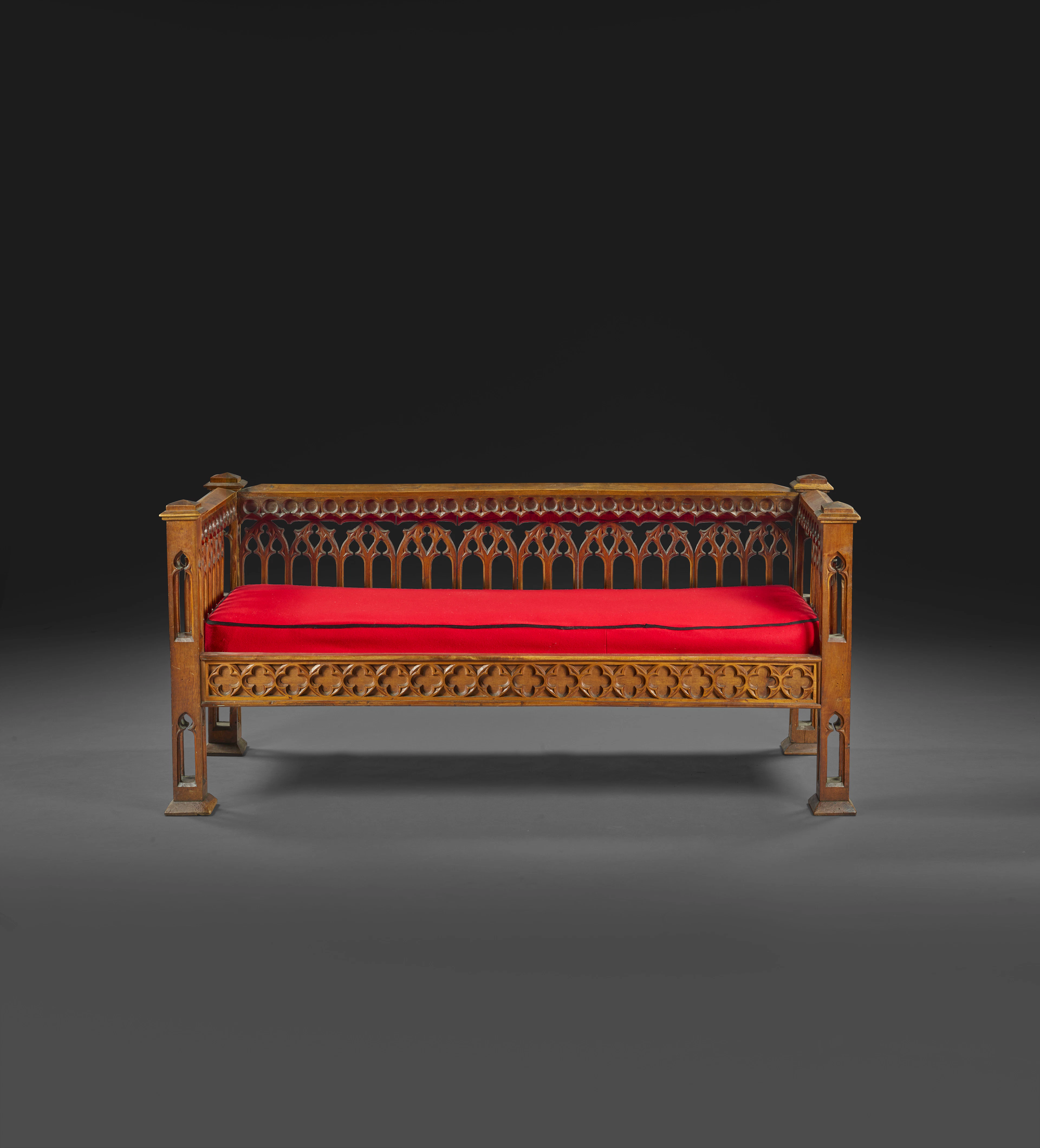 BANQUETTE NÉO-GOTHIQUE DU MILIEU DU XIXe SIÈCLE, PROBABLEMENT SUISSE