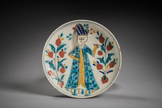 A Figural Kütahya Pottery Dish