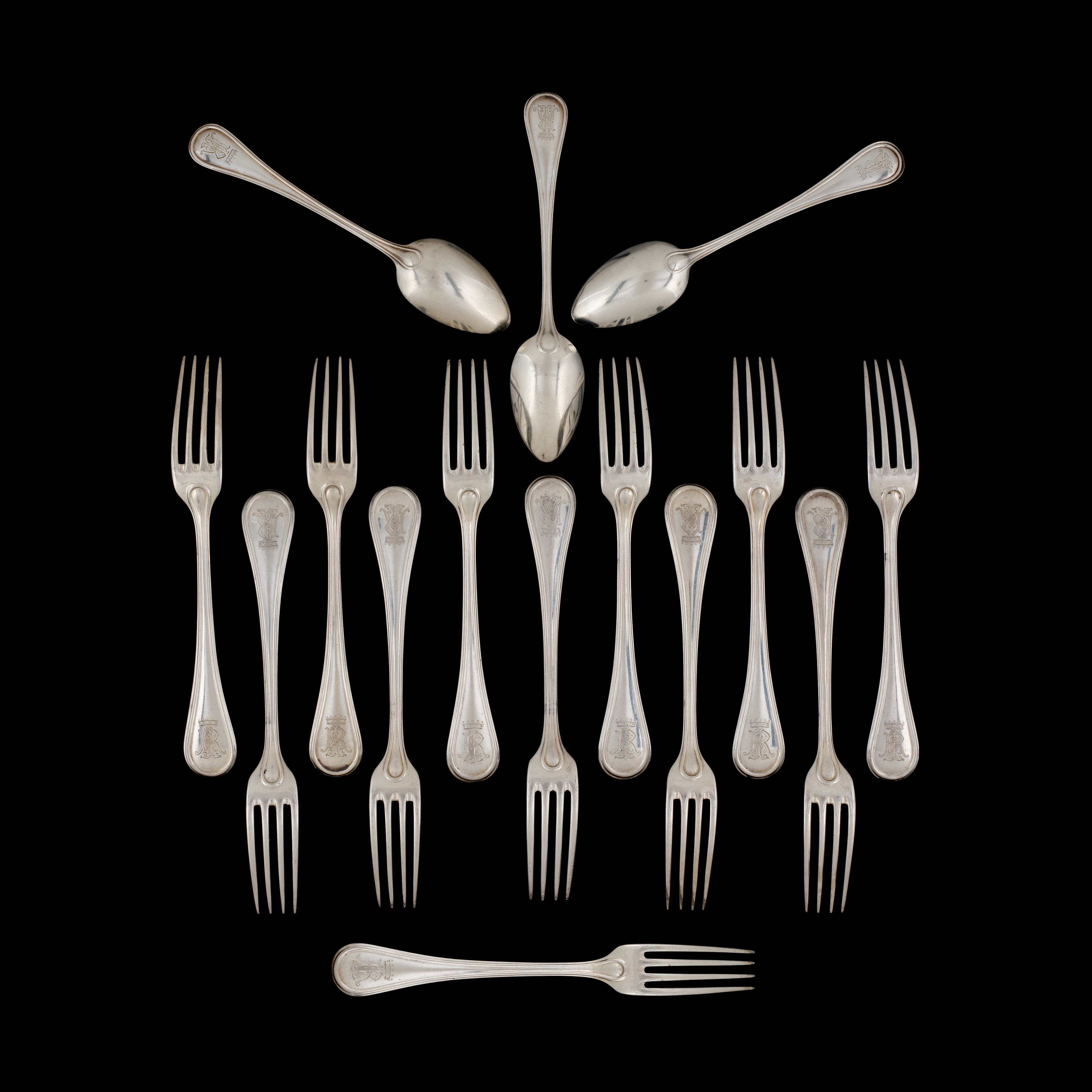 PARTIE DE MÉNAGÈRE EN ARGENT DE STYLE LOUIS XV