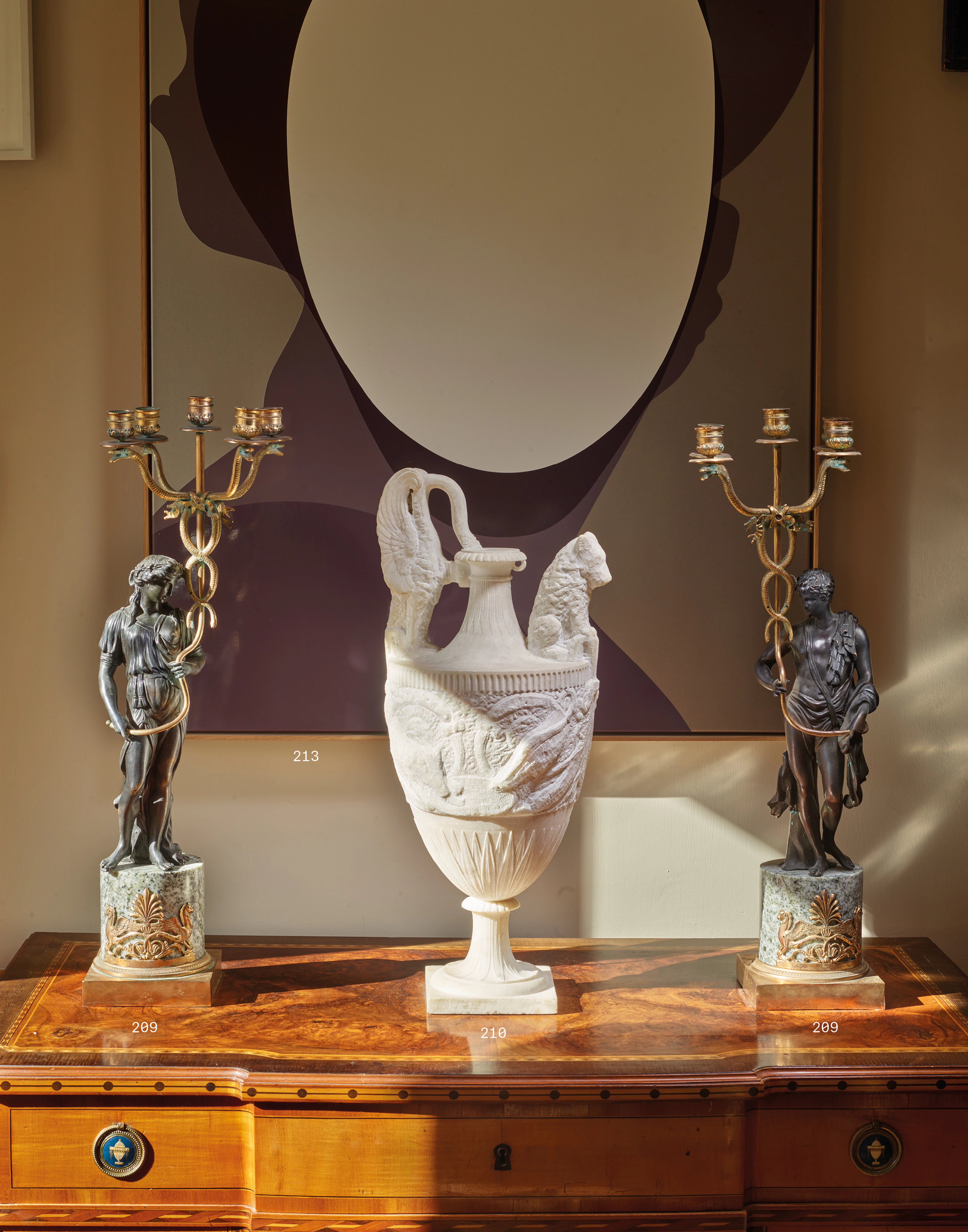 VASE OVOÏDE EN MARBRE SCULPTE REPRÉSENTANT LA FABLE D’ÉSOPE « LE RENARD